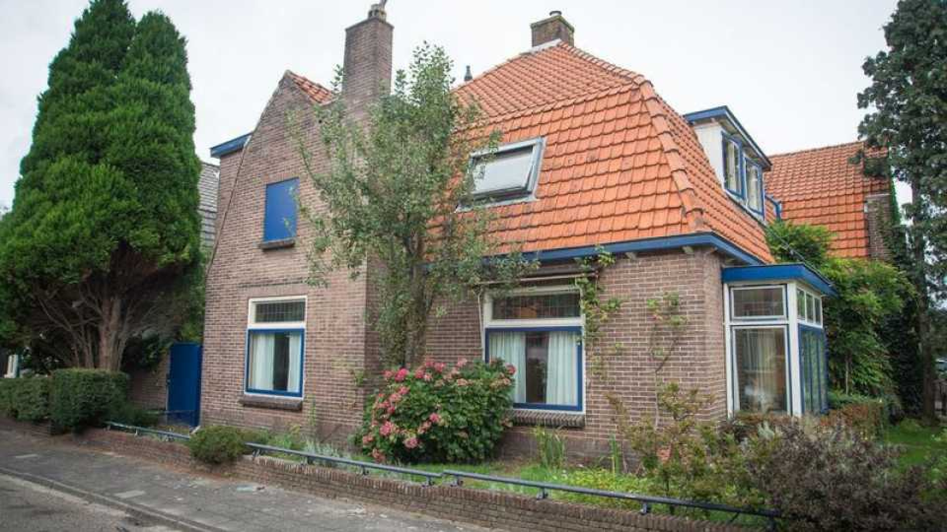 Manuela Kemp koopt vrijstaand huis met groot atelier in Hilversum. Zie foto's 1