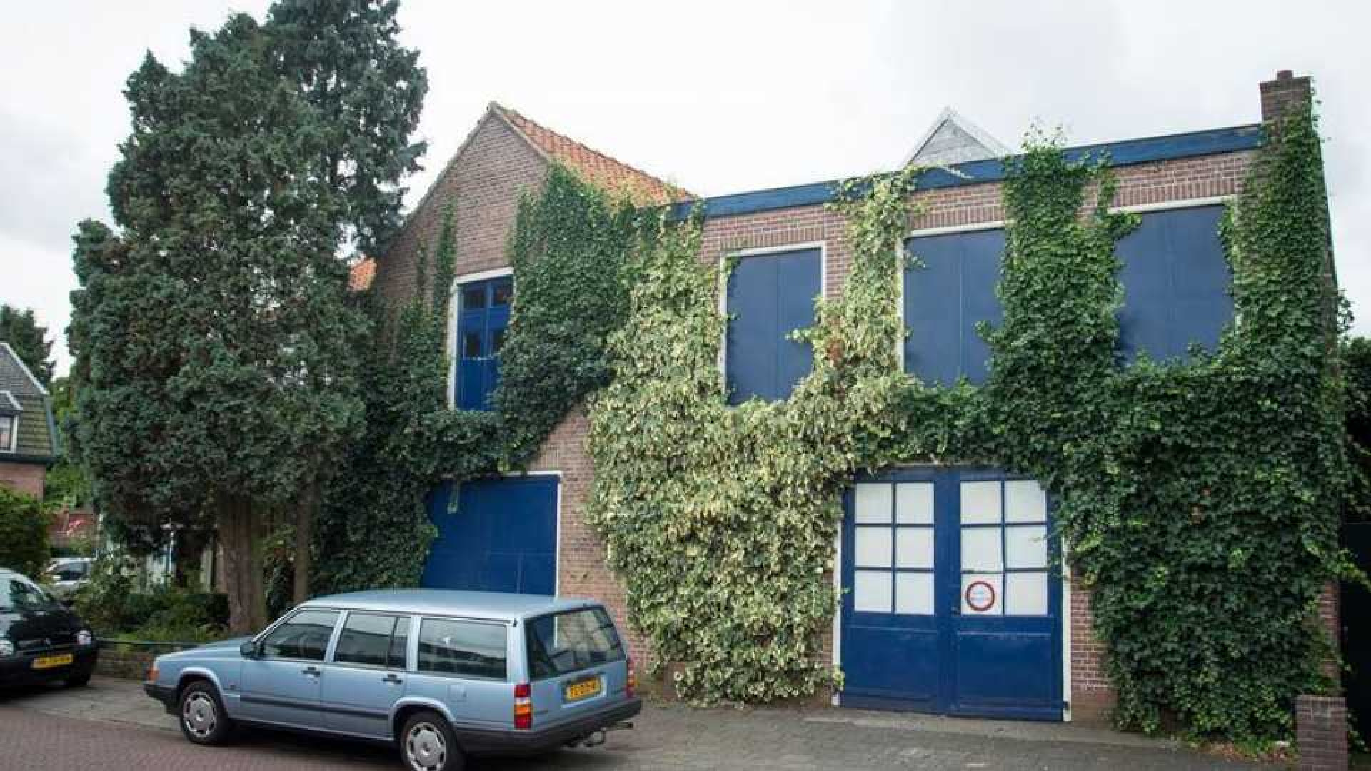 Manuela Kemp koopt vrijstaand huis met groot atelier in Hilversum. Zie foto's 2