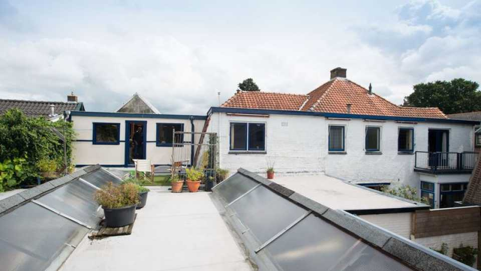 Manuela Kemp koopt vrijstaand huis met groot atelier in Hilversum. Zie foto's