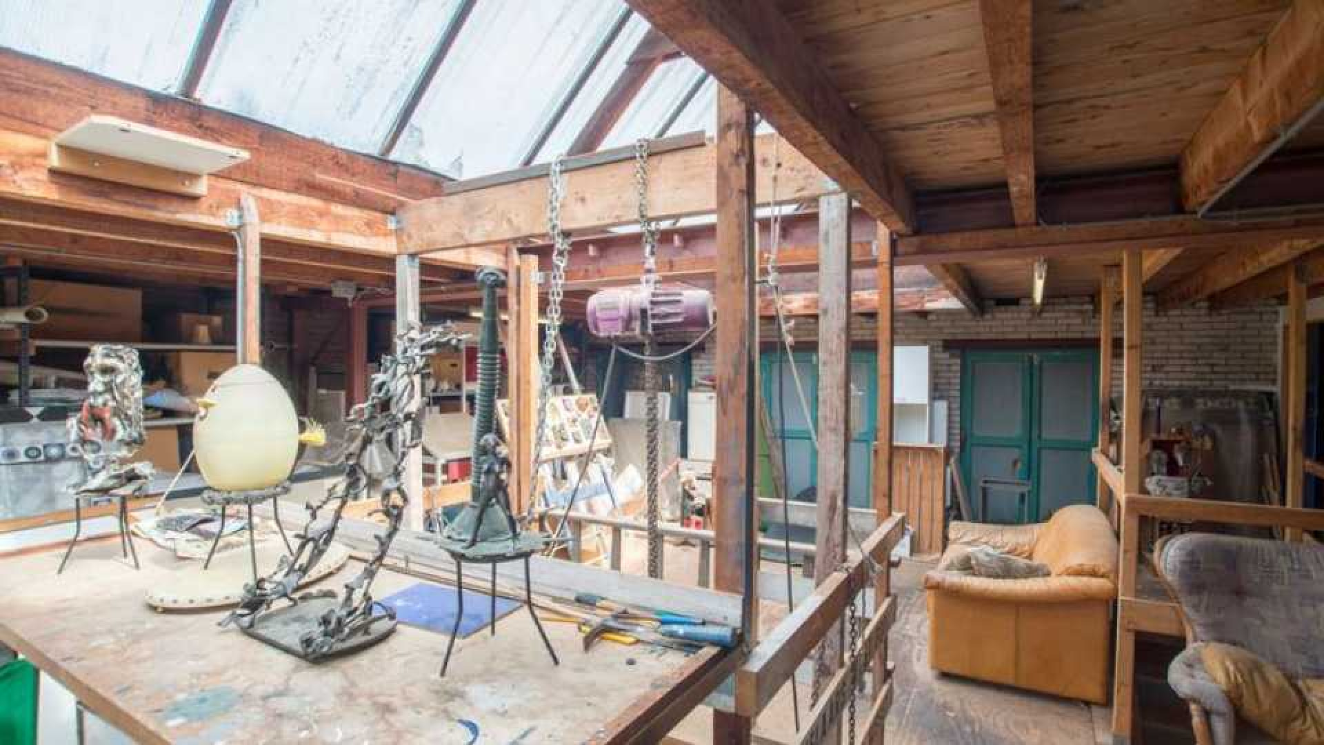 Manuela Kemp koopt vrijstaand huis met groot atelier in Hilversum. Zie foto's 19