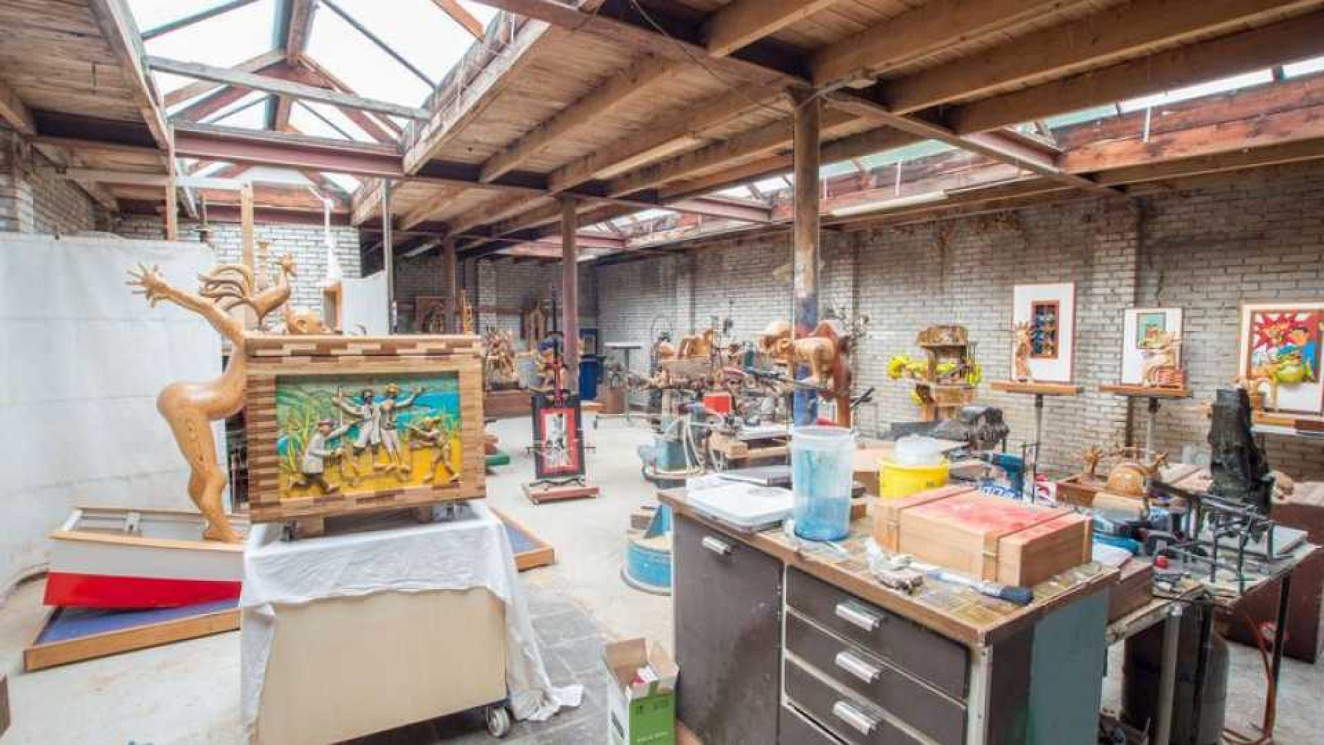 Manuela Kemp koopt vrijstaand huis met groot atelier in Hilversum. Zie foto's 22