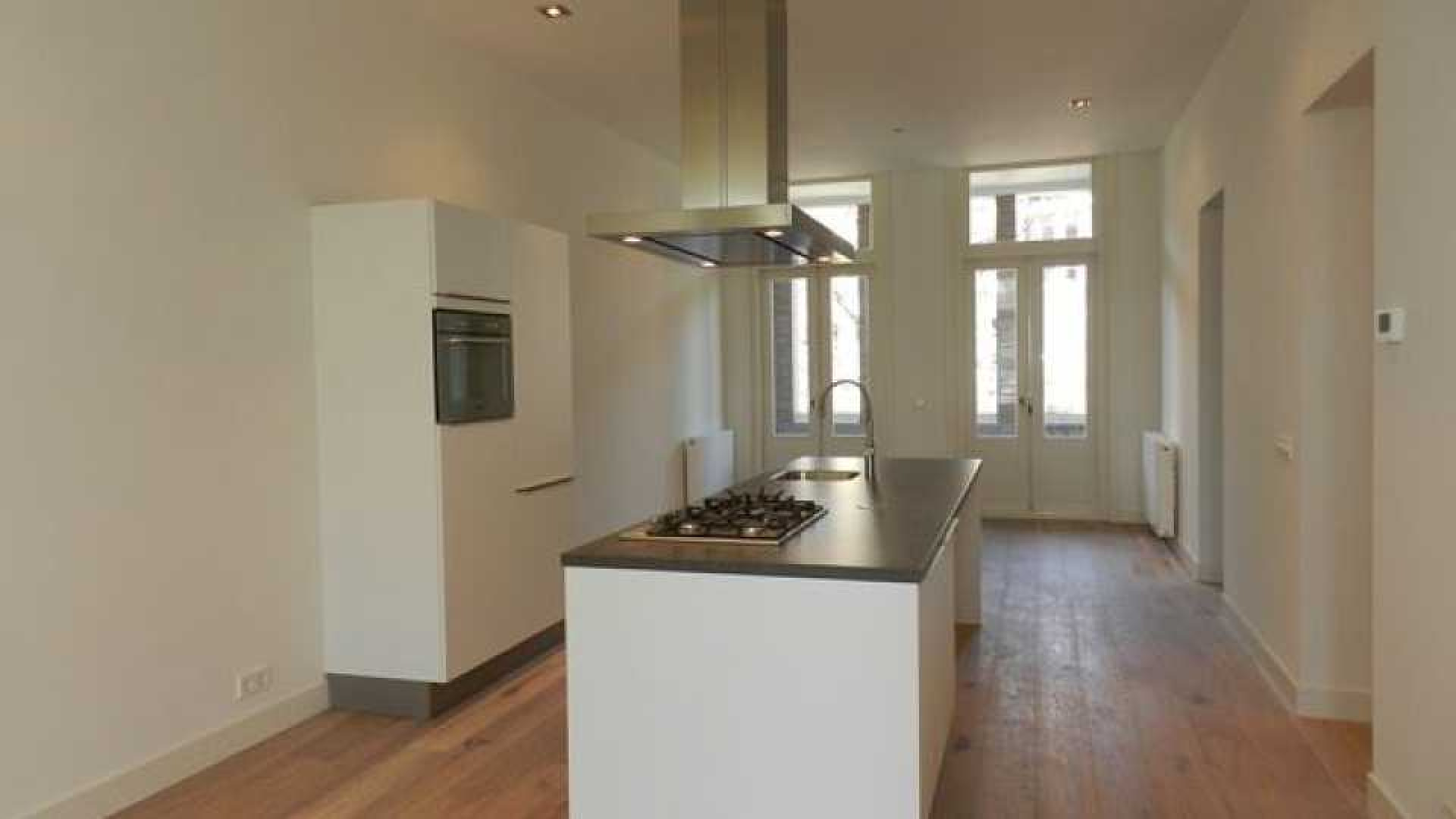 Frank Rijkaard zoekt huurder voor zijn zeer luxe driekamer appartement. Zie foto's