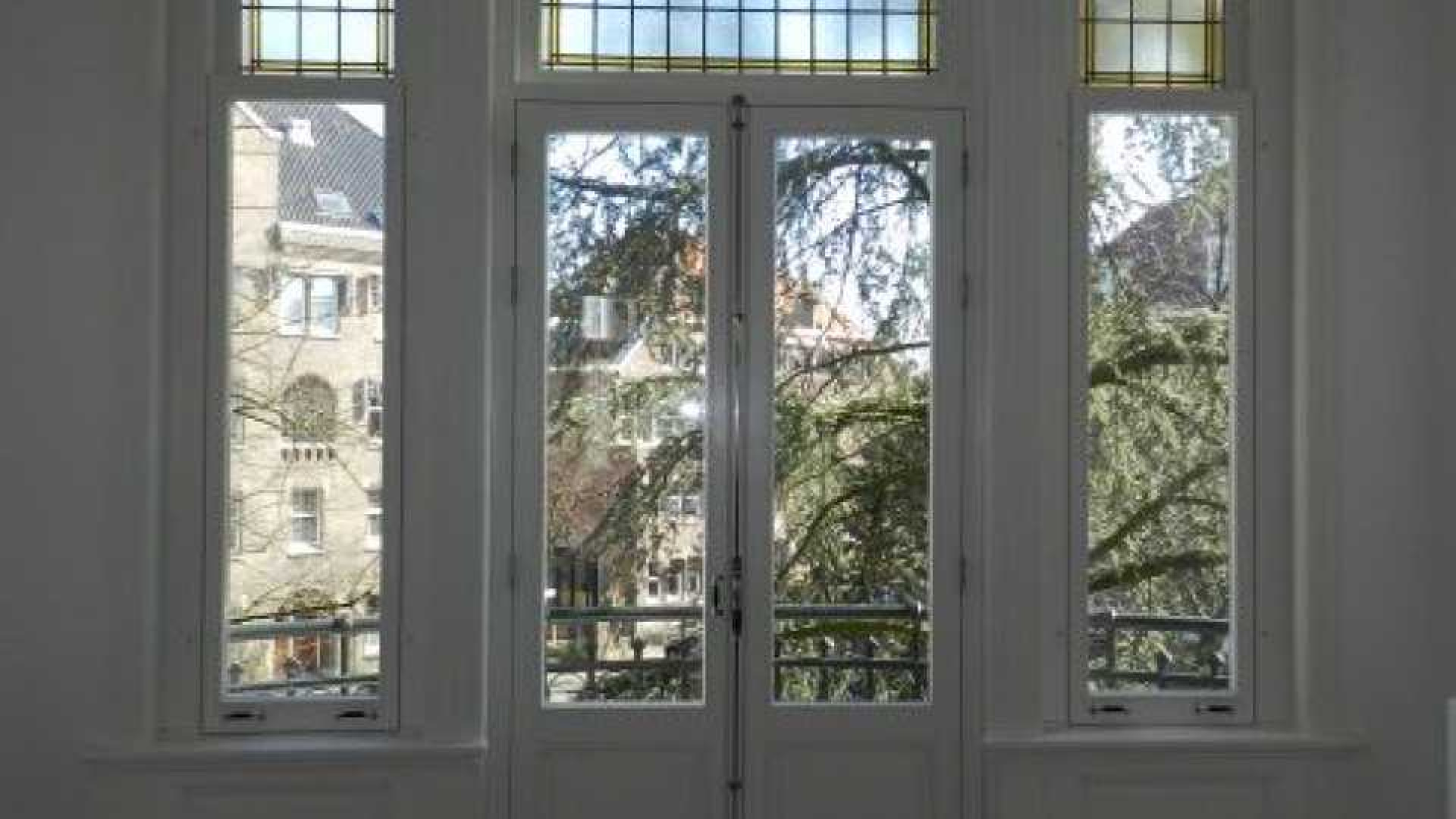 Frank Rijkaard zoekt huurder voor zijn zeer luxe driekamer appartement. Zie foto's