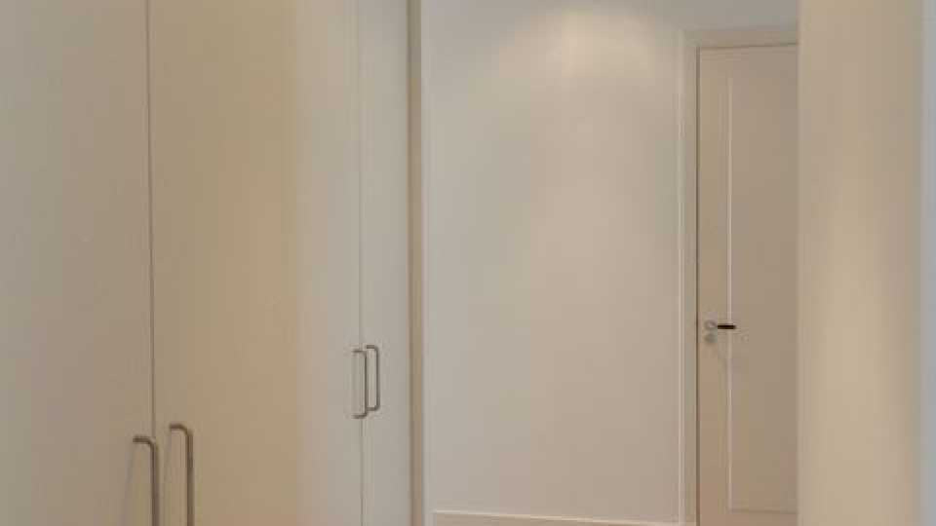 Frank Rijkaard zoekt huurder voor zijn zeer luxe driekamer appartement. Zie foto's 6