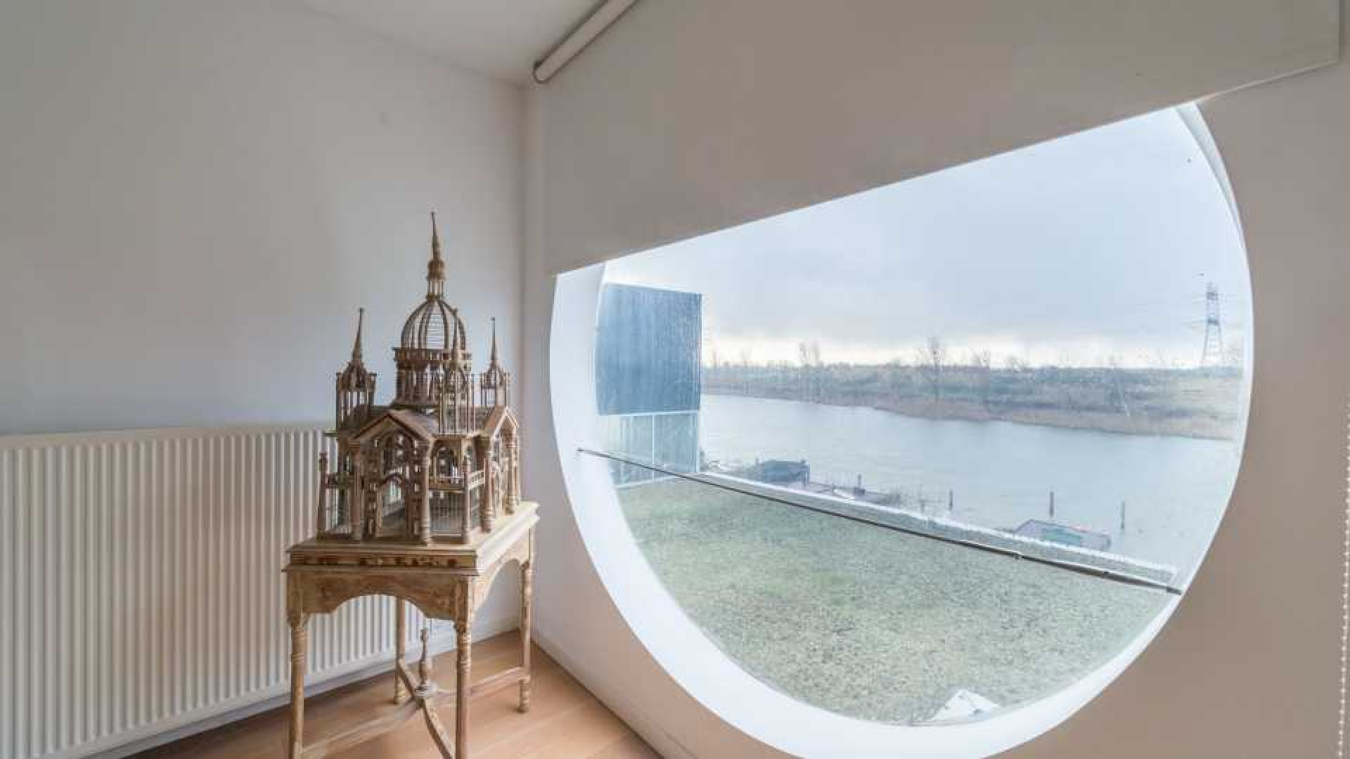 Candy Dulfer verkoopt haar luxe watervilla in Amsterdam. Zie foto's