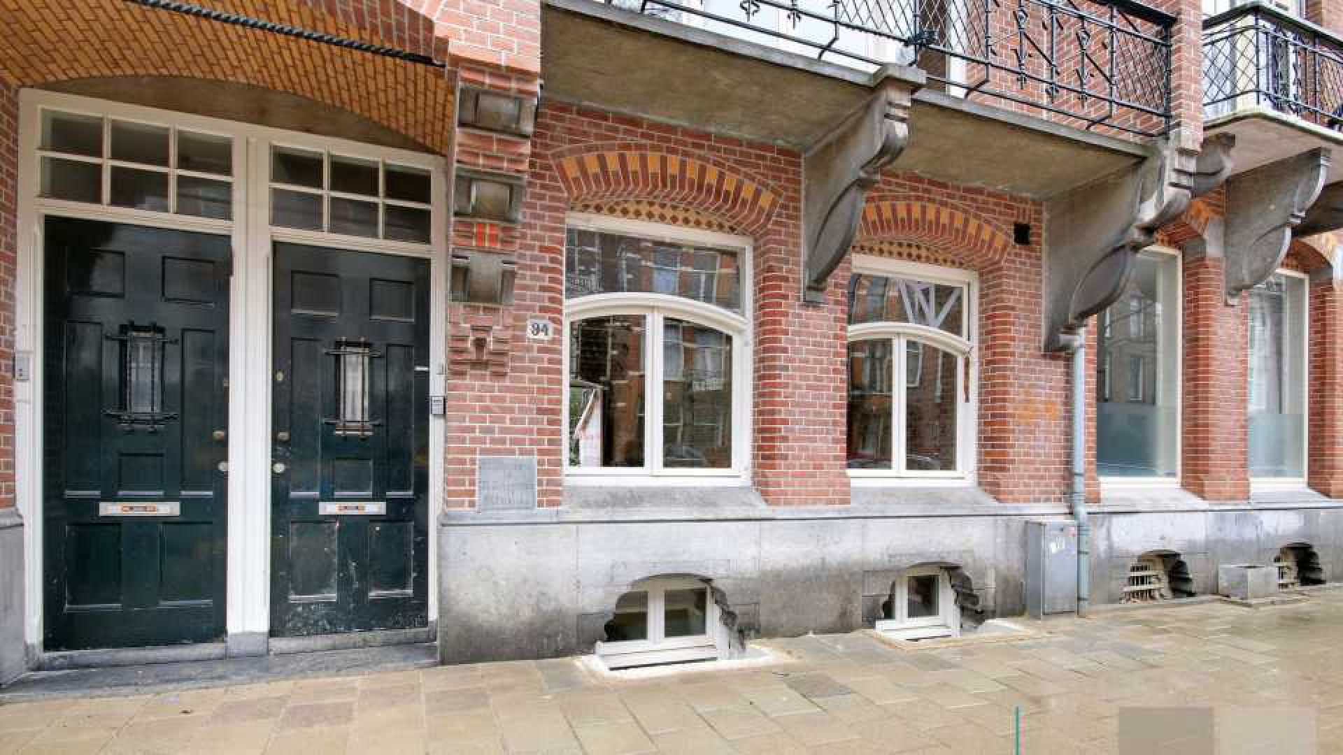 Jordi van den Bussche alias Kwebbelkop koopt in Amsterdam Oud Zuid pand van ruim een miljoen. Zie foto's
