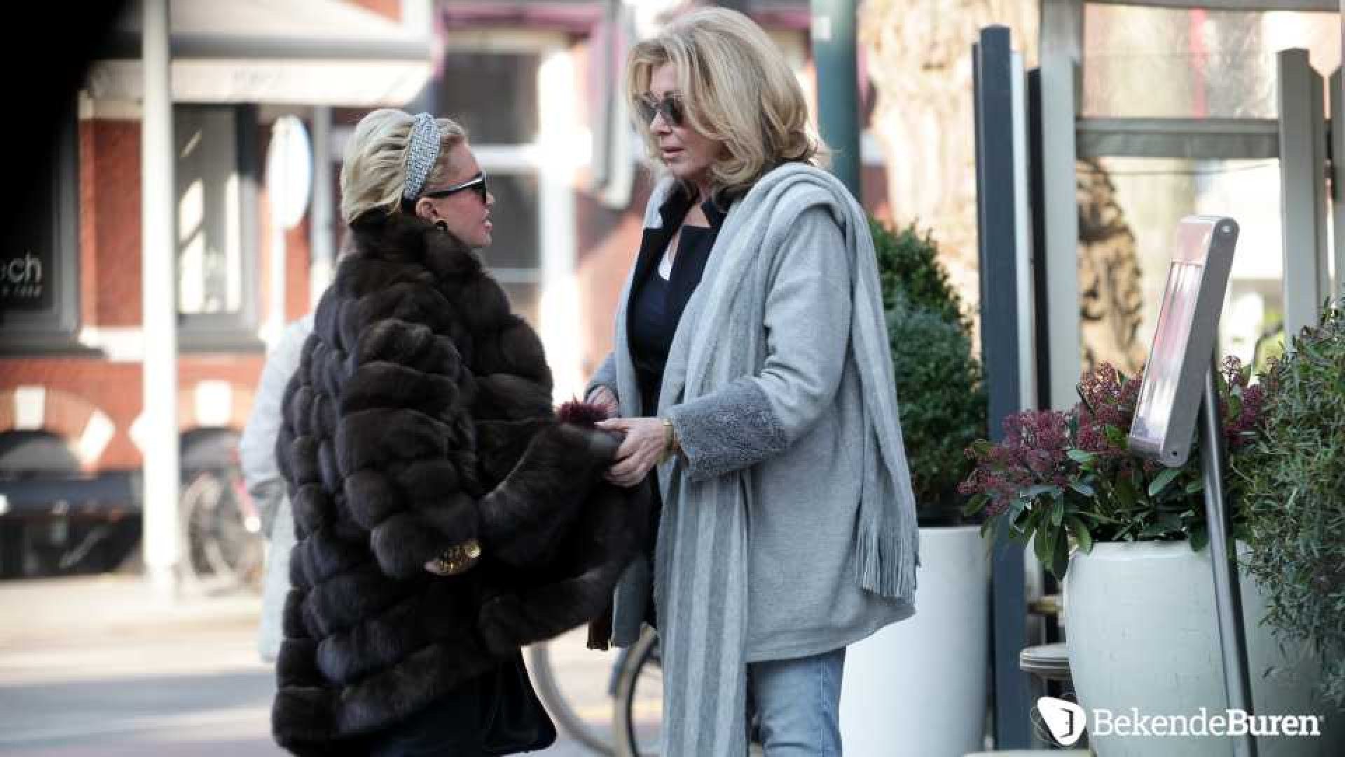 Connie Breukhoven showt peperdure bontjas aan vriendin. Zie foto's 4