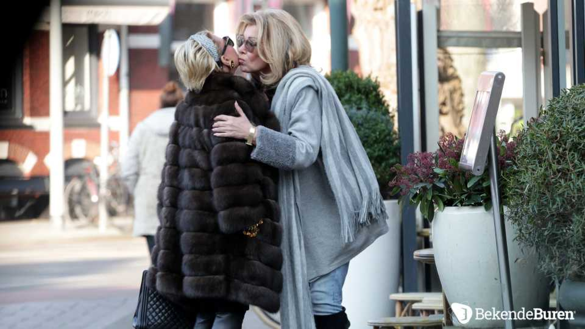 Connie Breukhoven showt peperdure bontjas aan vriendin. Zie foto's 5