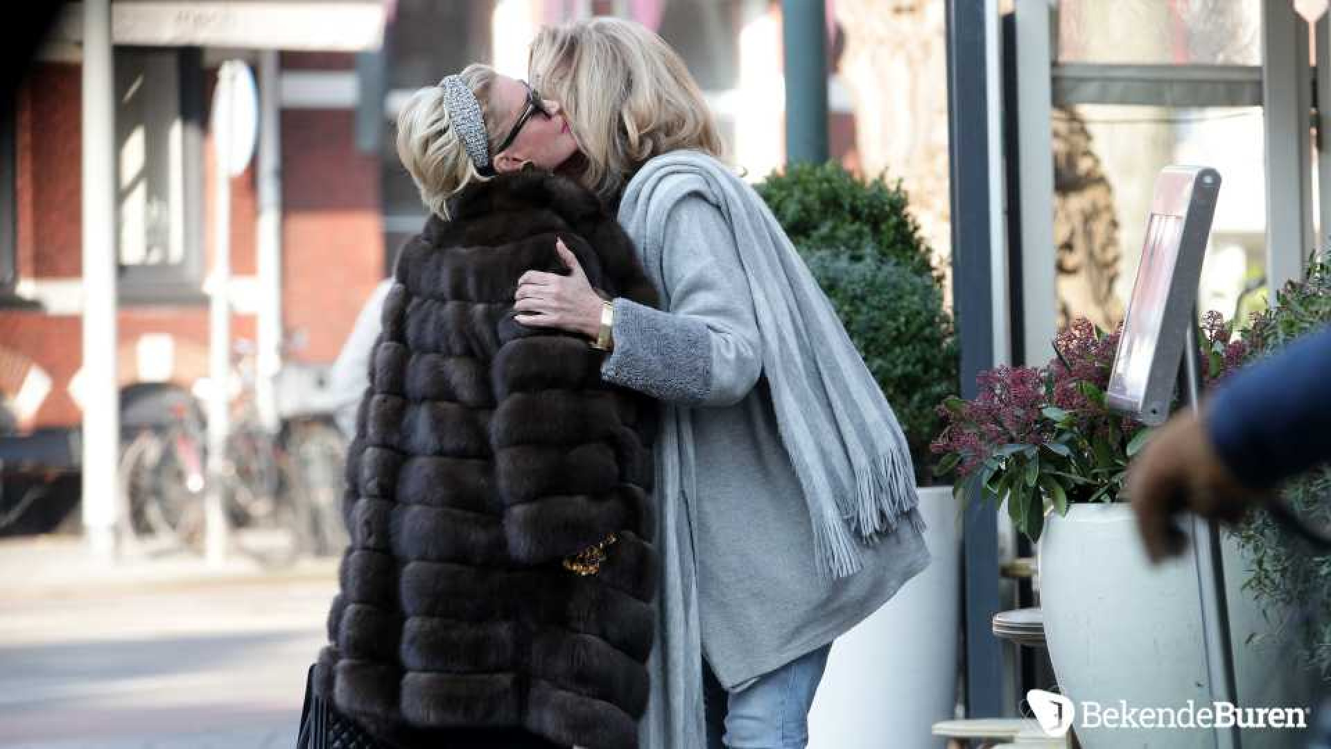 Connie Breukhoven showt peperdure bontjas aan vriendin. Zie foto's 6