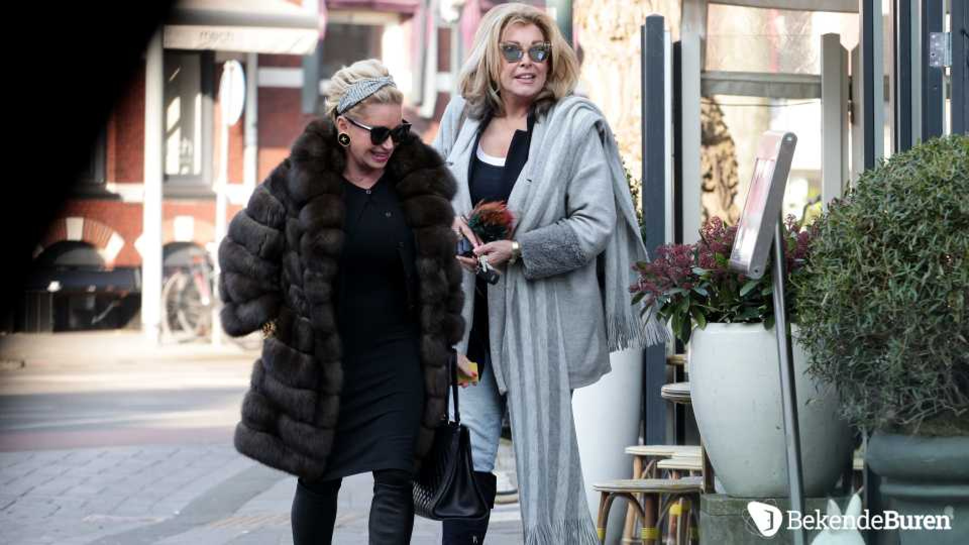Connie Breukhoven showt peperdure bontjas aan vriendin. Zie foto's 7
