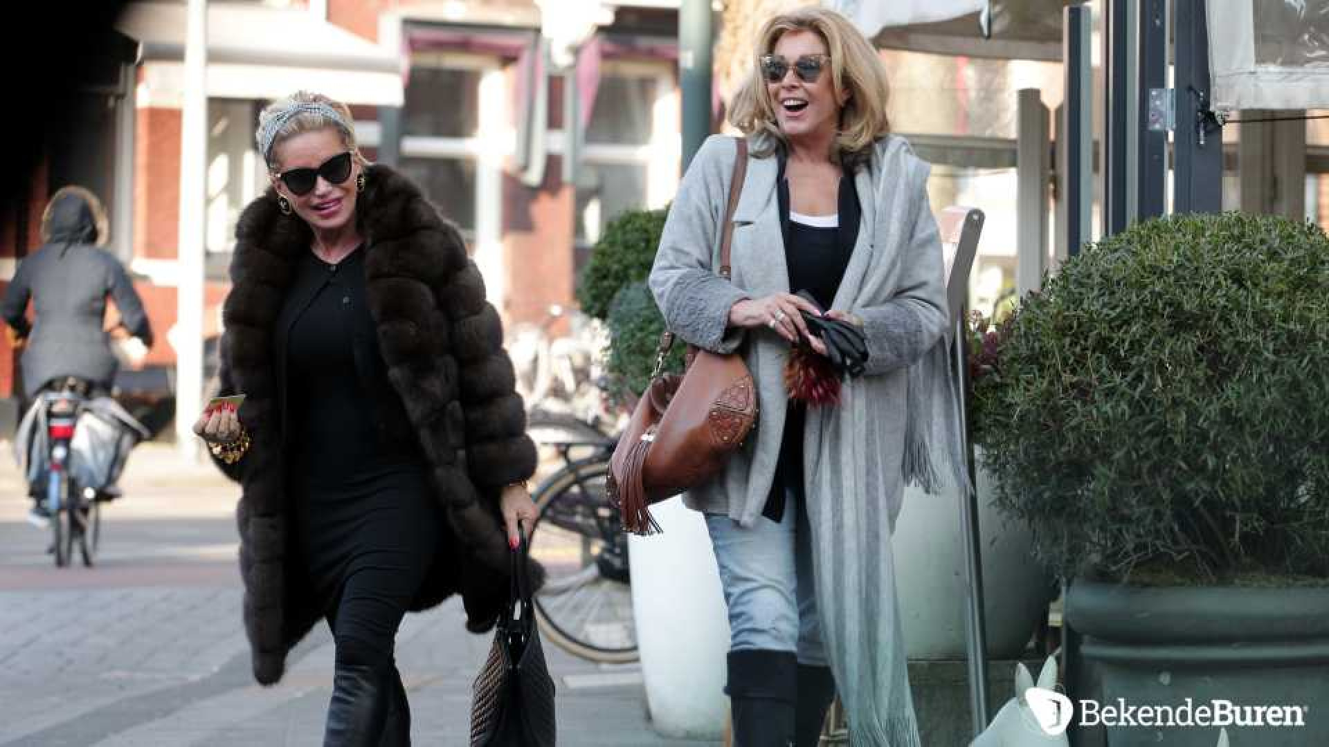Connie Breukhoven showt peperdure bontjas aan vriendin. Zie foto's 8