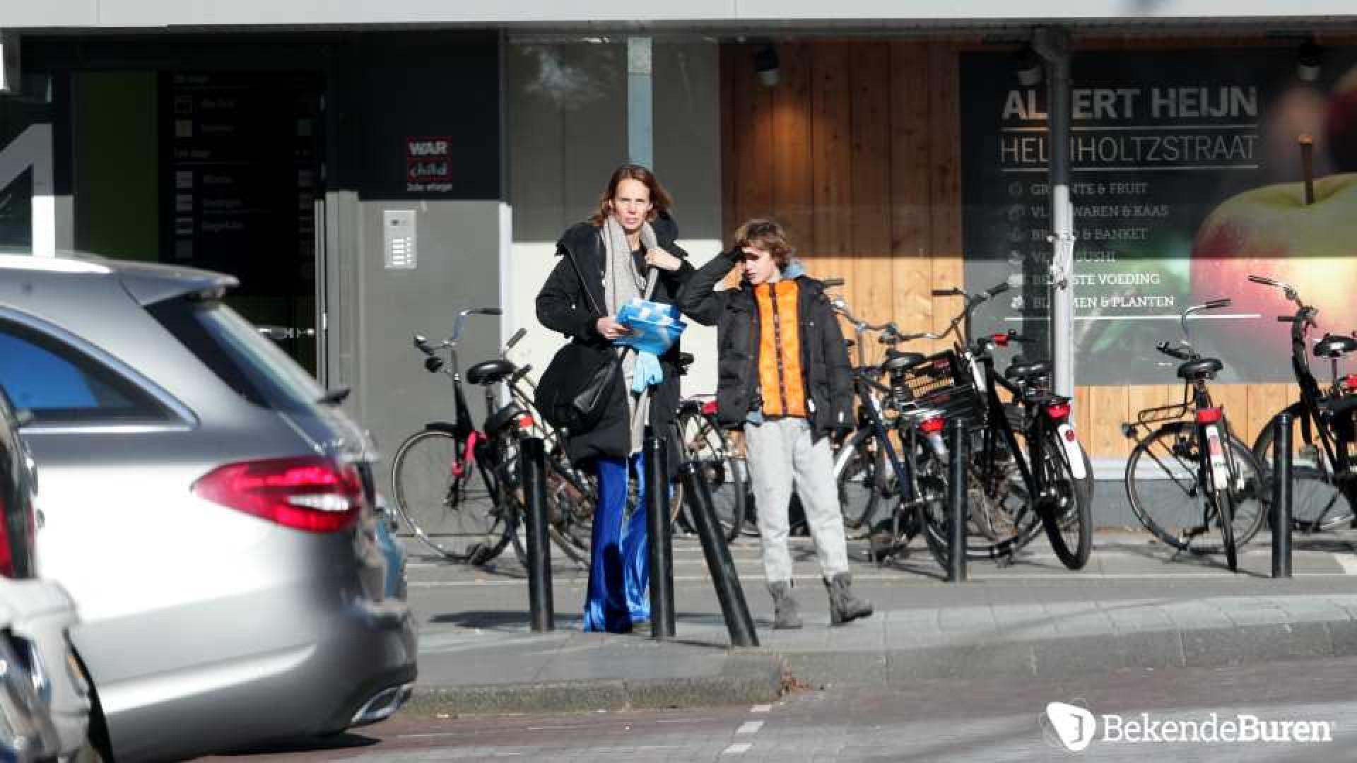 Meester Anton stuurt Rachel Hazes erop uit om boodschappen te doen. Zie exclusieve foto's 1