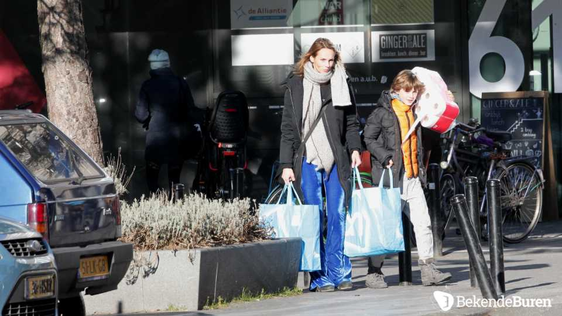 Meester Anton stuurt Rachel Hazes erop uit om boodschappen te doen. Zie exclusieve foto's