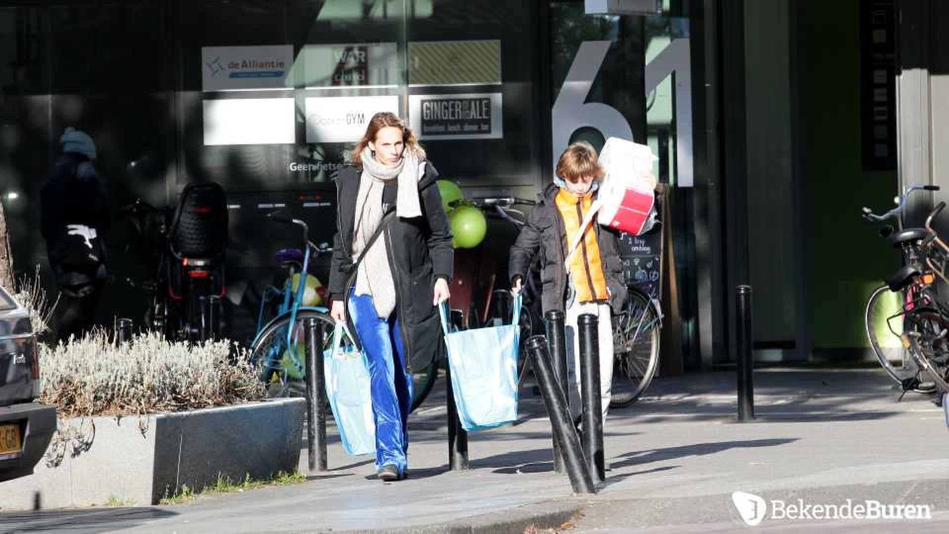 Meester Anton stuurt Rachel Hazes erop uit om boodschappen te doen. Zie exclusieve foto's 3