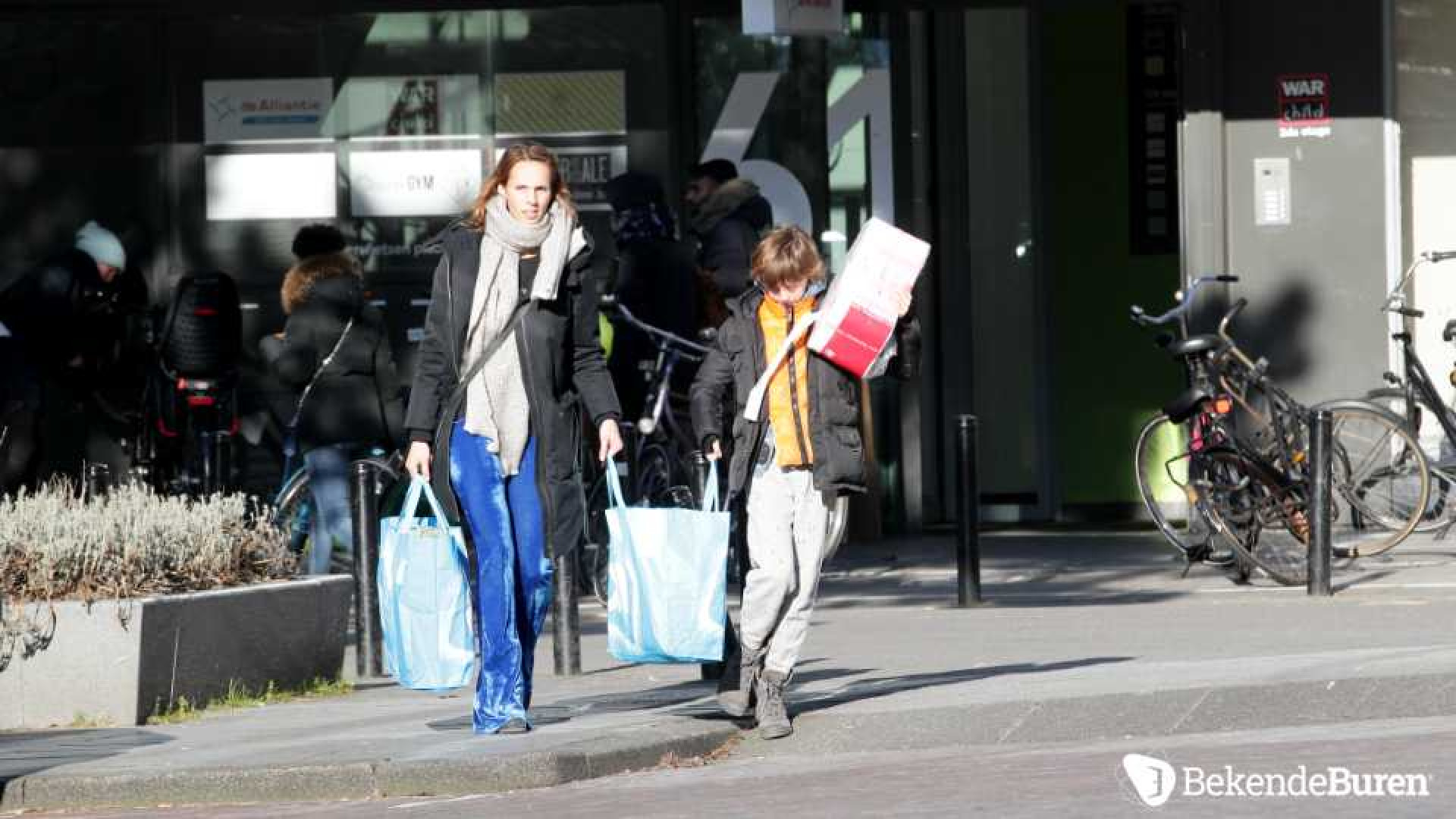 Meester Anton stuurt Rachel Hazes erop uit om boodschappen te doen. Zie exclusieve foto's 4