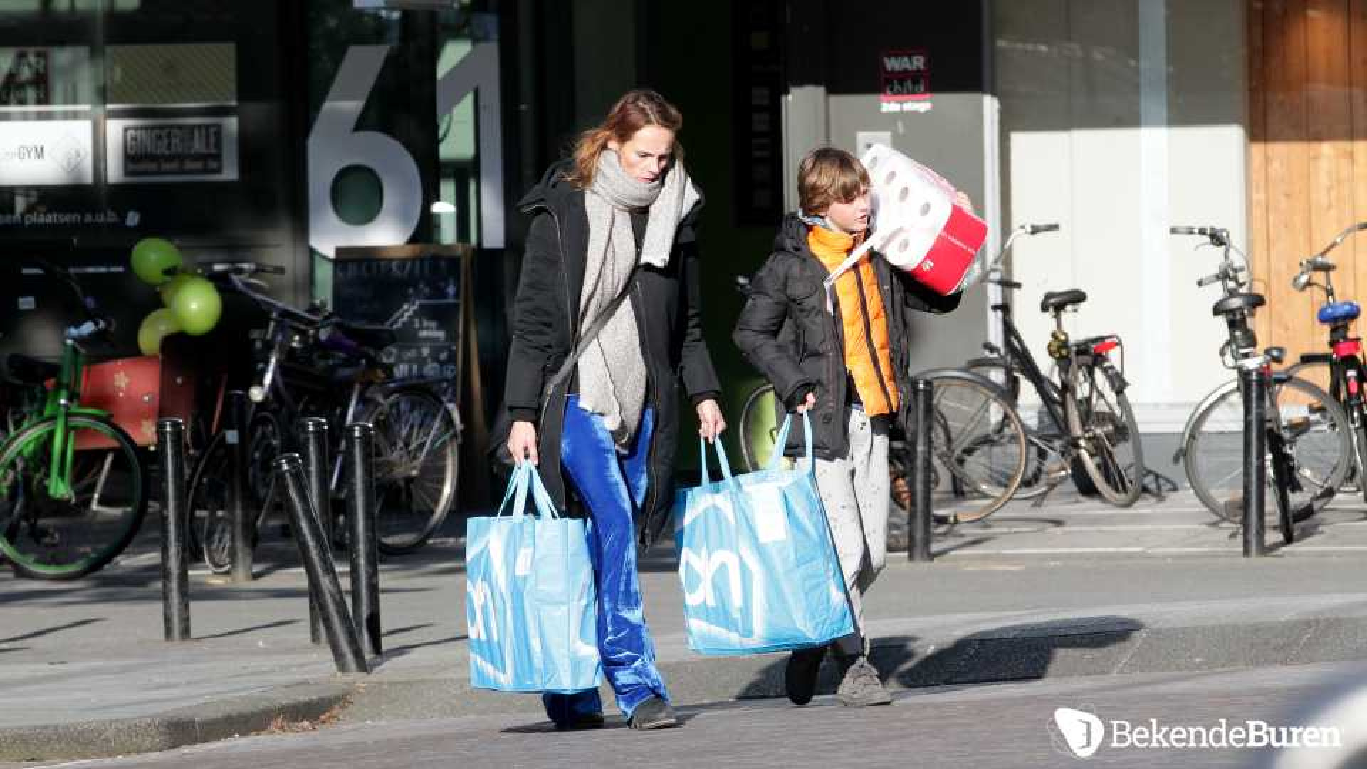 Meester Anton stuurt Rachel Hazes erop uit om boodschappen te doen. Zie exclusieve foto's 5