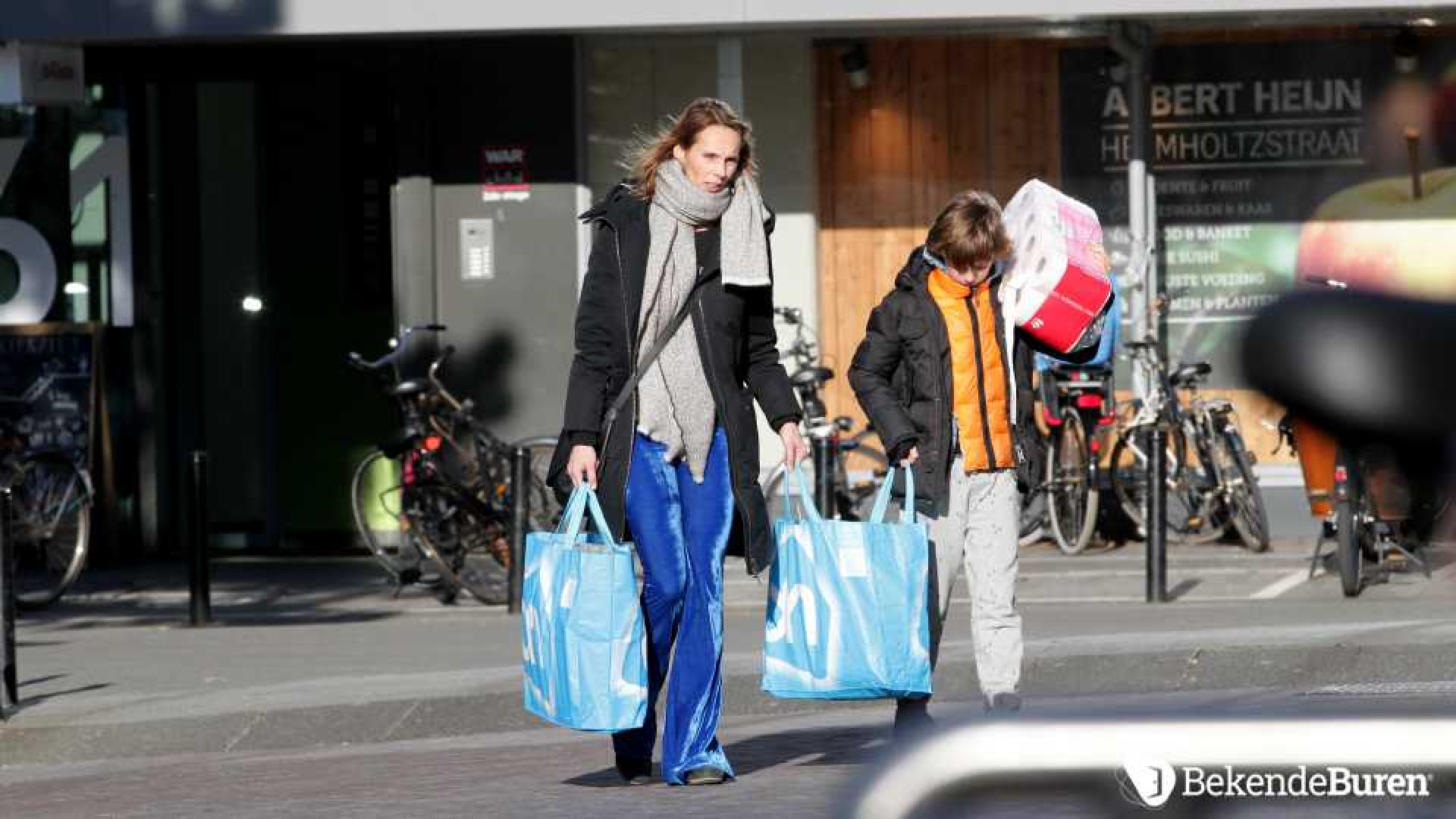 Meester Anton stuurt Rachel Hazes erop uit om boodschappen te doen. Zie exclusieve foto's 6