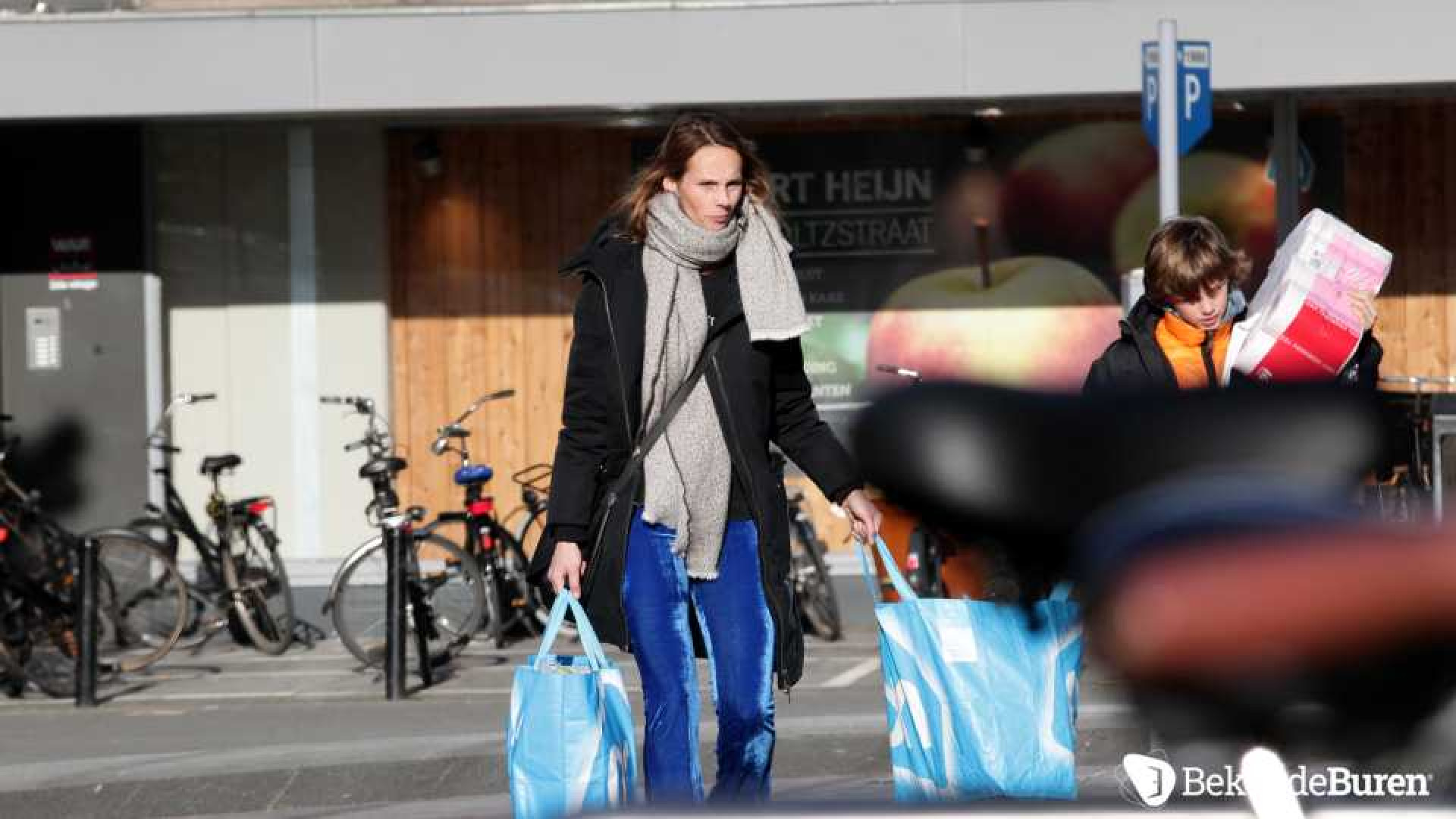 Meester Anton stuurt Rachel Hazes erop uit om boodschappen te doen. Zie exclusieve foto's 7