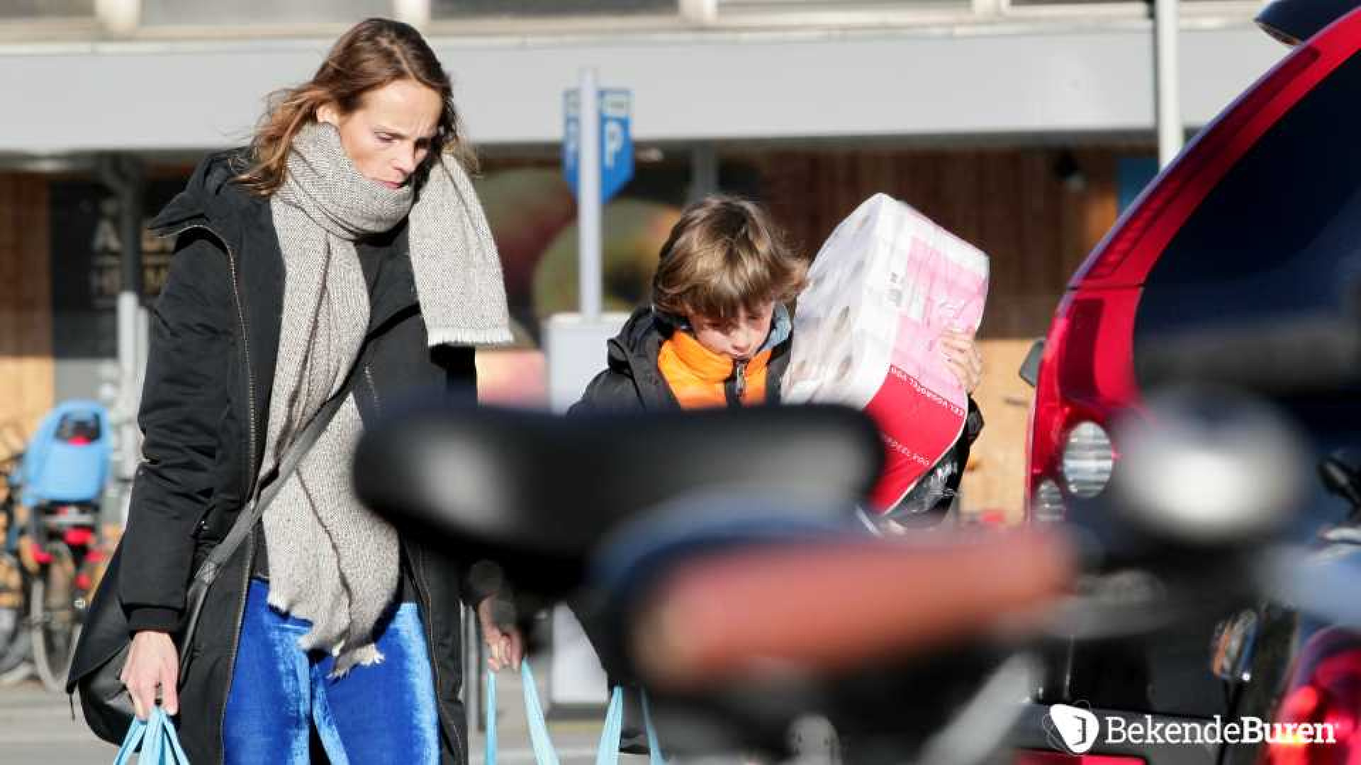 Meester Anton stuurt Rachel Hazes erop uit om boodschappen te doen. Zie exclusieve foto's 8