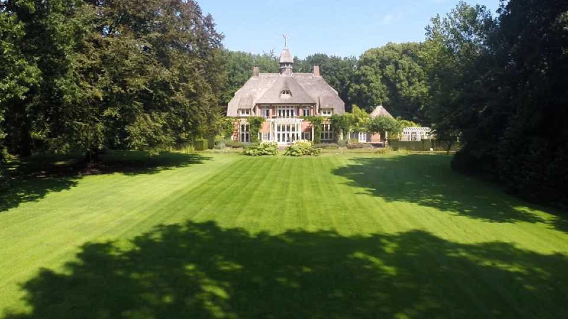 Reinout Oerlemans geeft meer dan miljoen euro korting op landhuis! Zie foto's 20