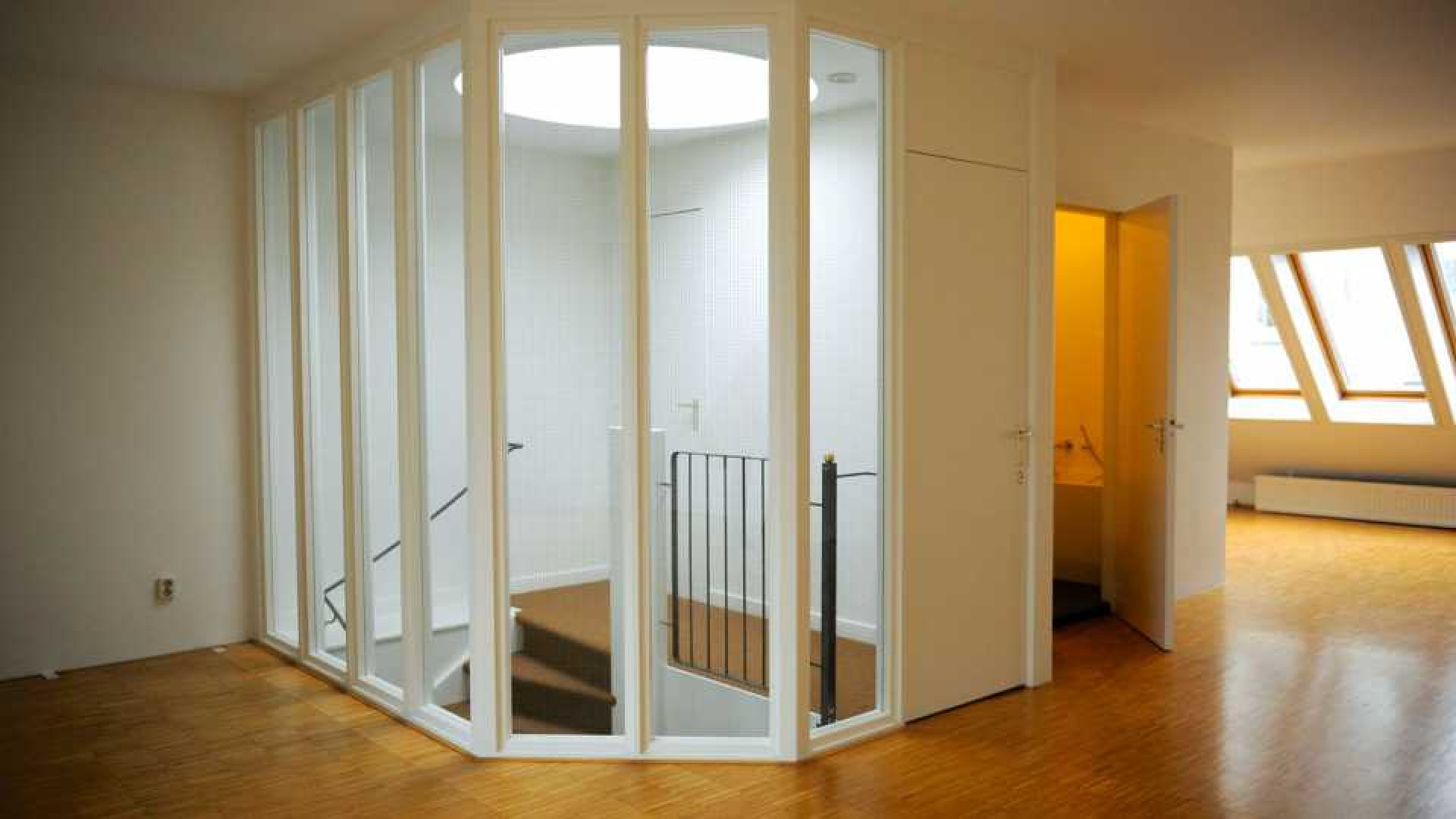Thom Hoffman zet zijn Amsterdamse penthouse met forse korting te koop.