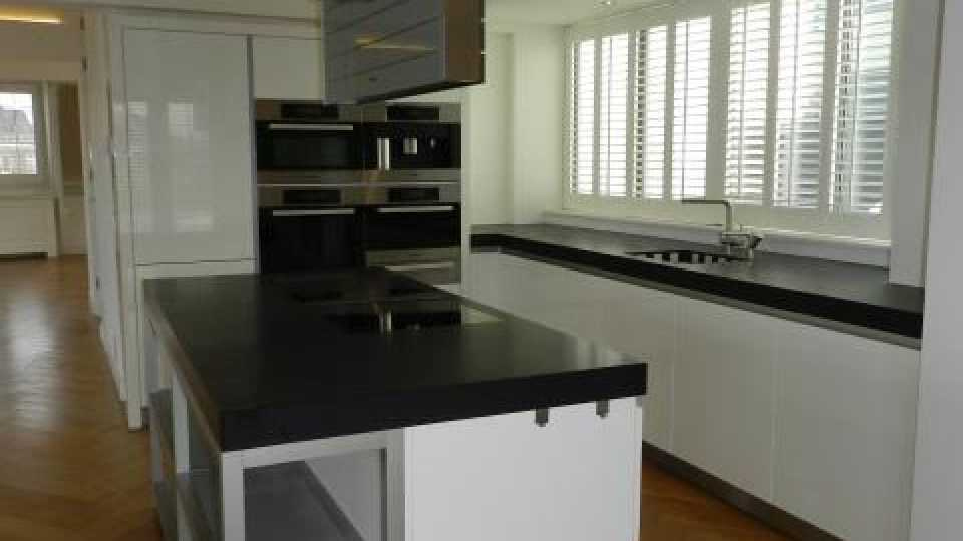 KNVB directeur Nigel de Jong heeft voor duizenden euro's per maand huurder gevonden voor dit appartement. Zie foto's 9