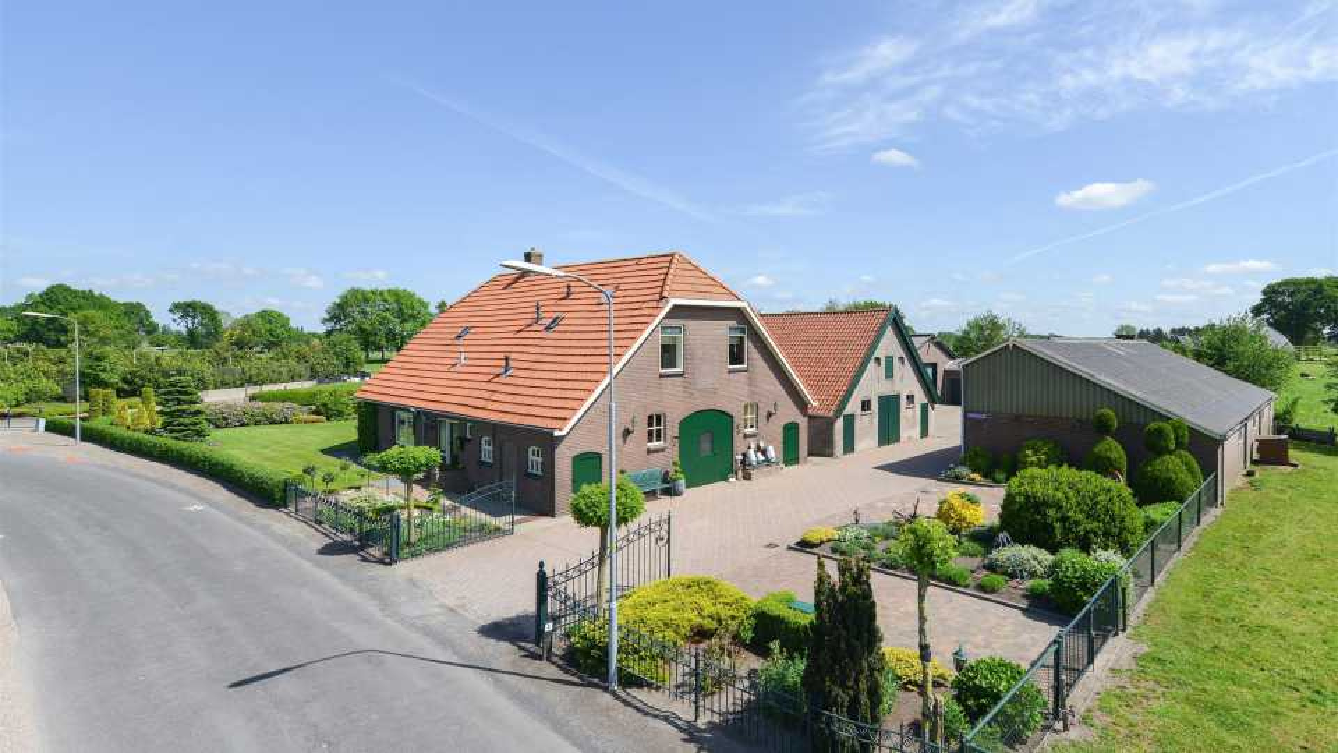 Ajax voetballer Donny van de Beek scoort woonboerderij.