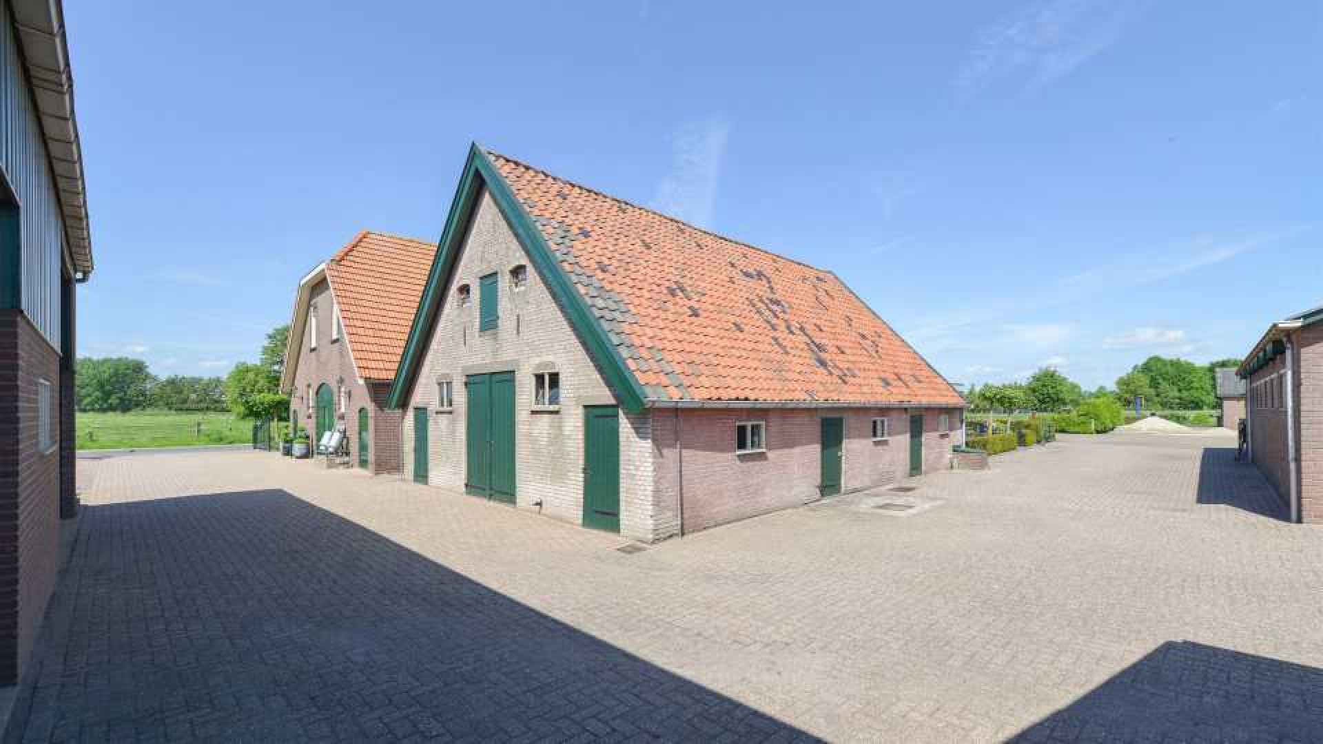 Ajax voetballer Donny van de Beek scoort woonboerderij.