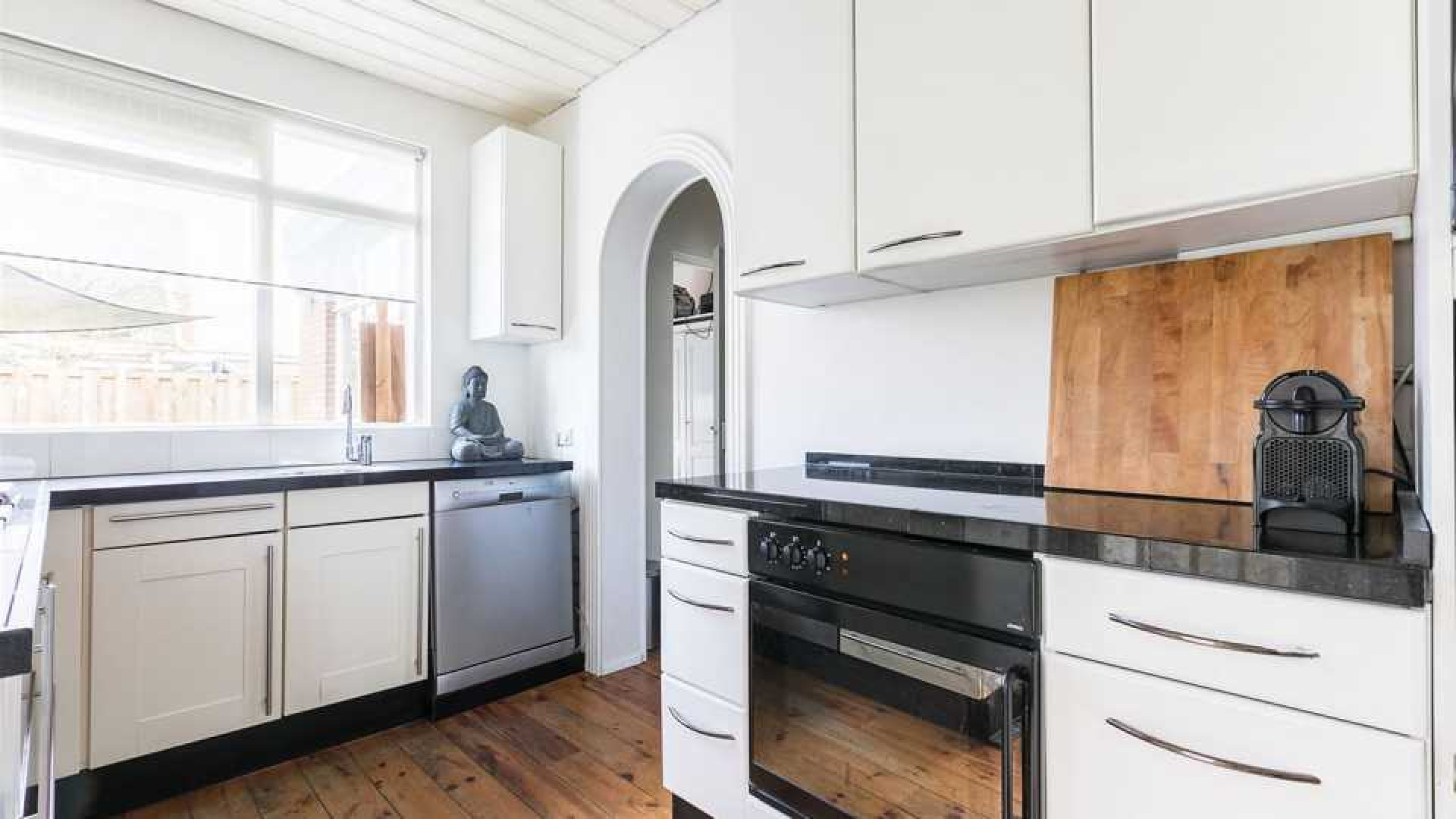 Kim Feenstra redt haar woning van de ondergang. Zie foto's 7