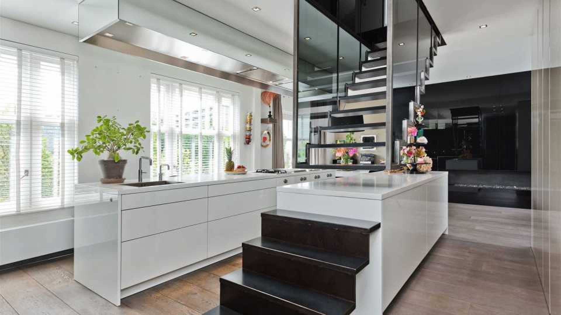 Ronald de Boer zet zijn luxe design appartement te koop. 7