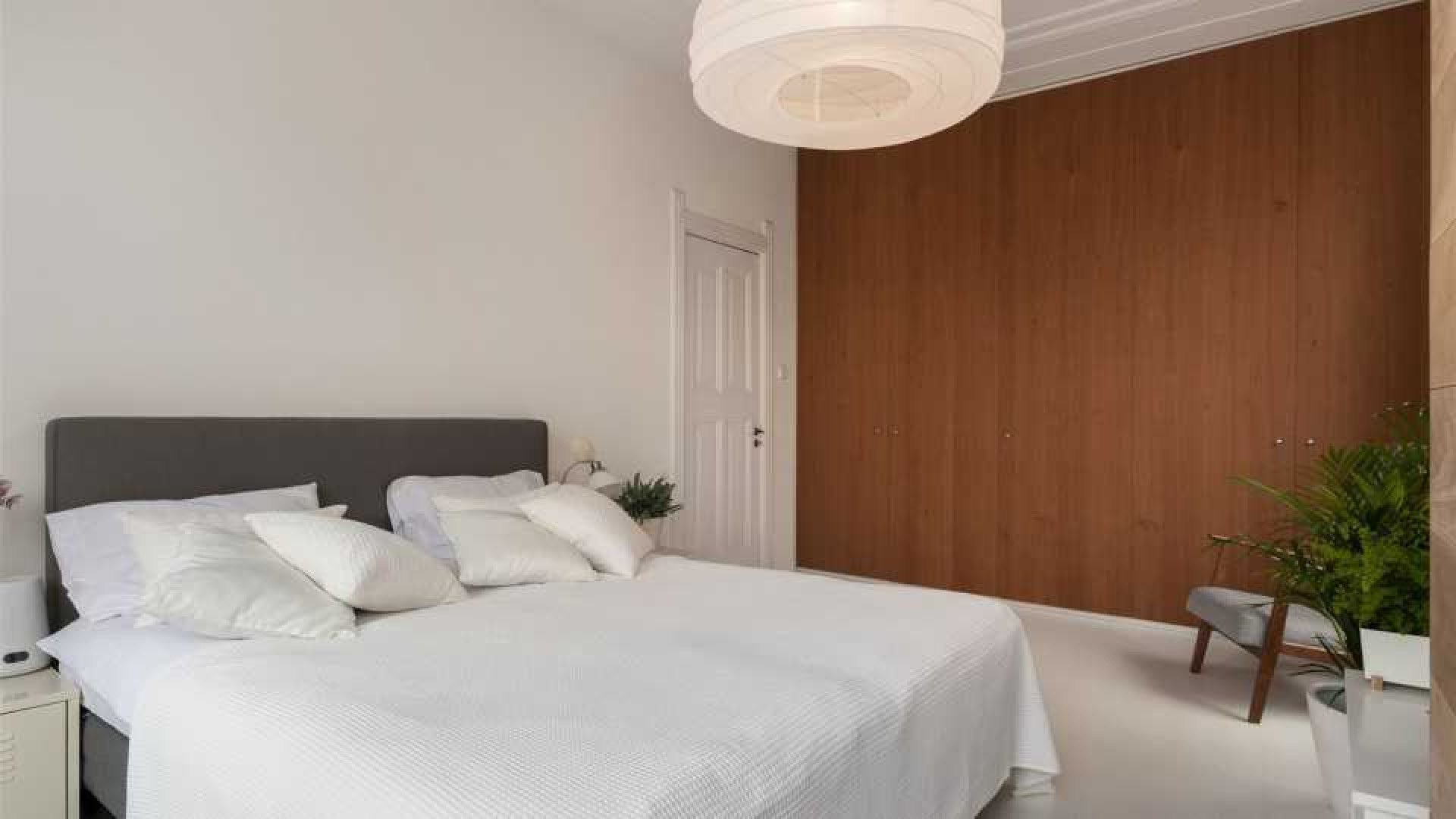 Koefnoen acteur Owen Schumacher zet zijn luxe Amsterdamse appartement te koop. 9