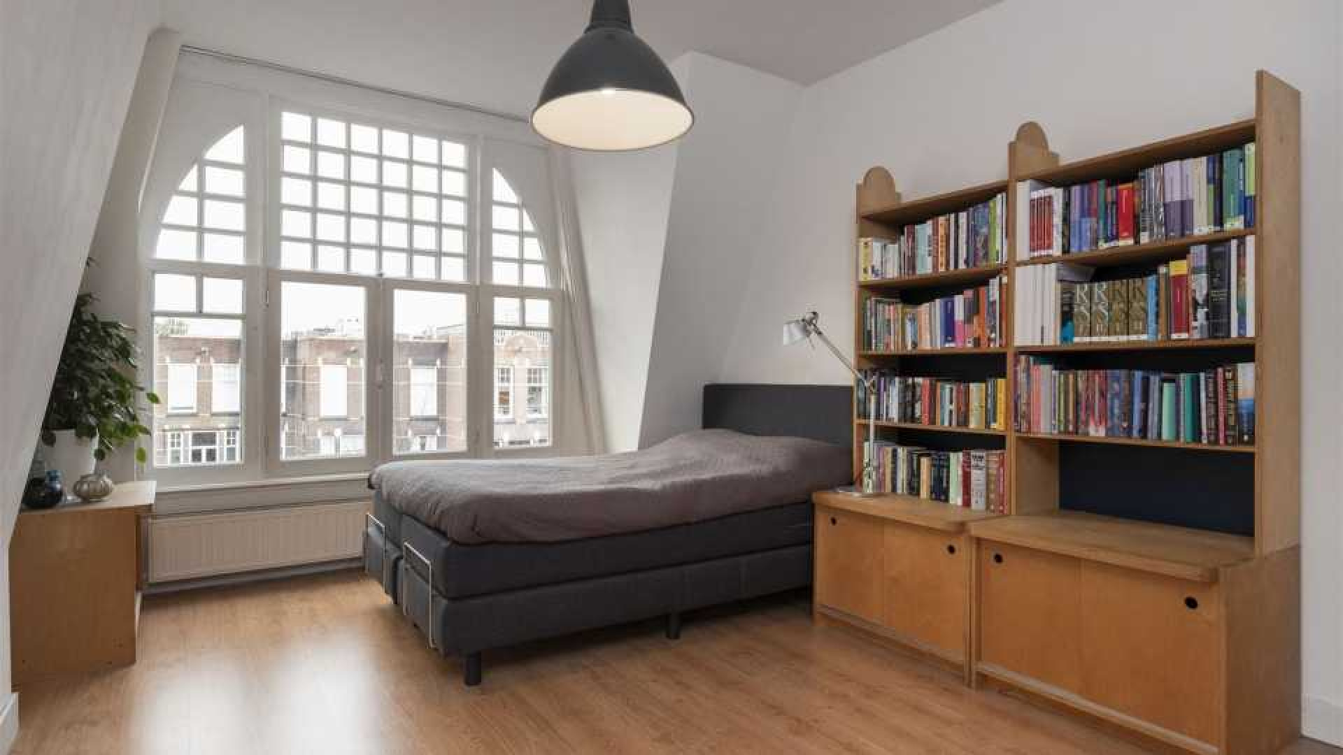 Koefnoen acteur Owen Schumacher zet zijn luxe Amsterdamse appartement te koop.