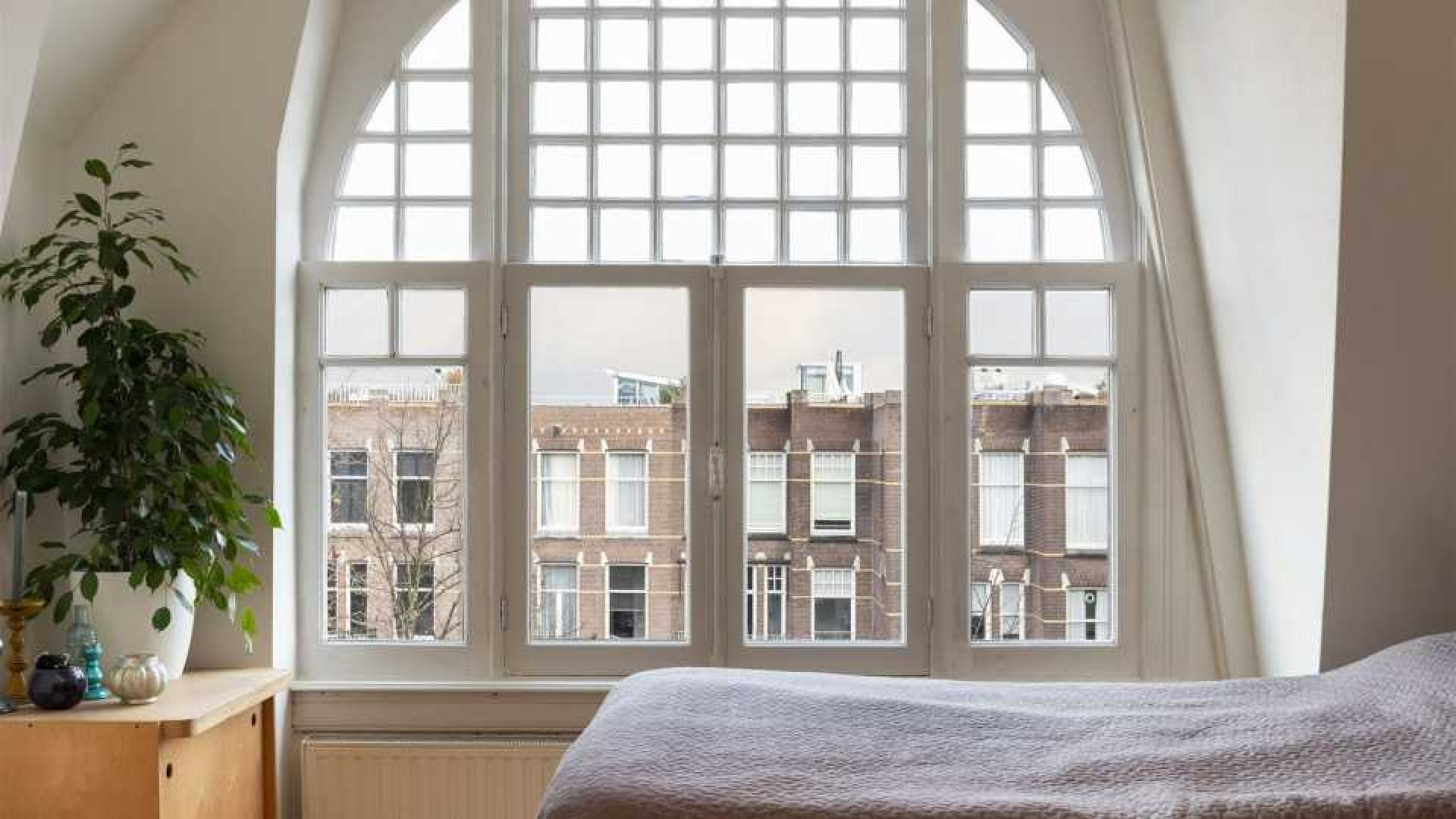 Koefnoen acteur Owen Schumacher zet zijn luxe Amsterdamse appartement te koop.