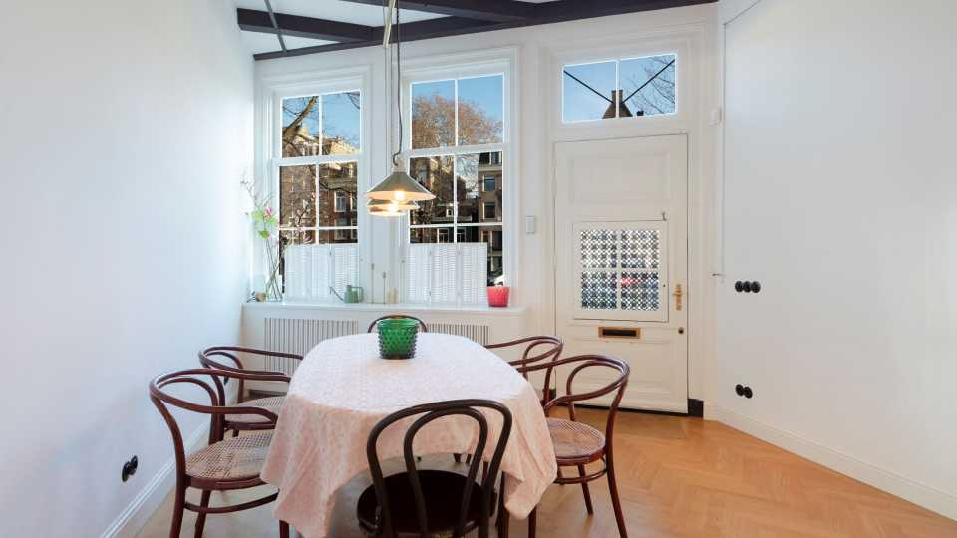 Youp van 't Hek heeft zijn Amsterdamse grachtenpand met mooie winst verkocht. Zie foto's 4
