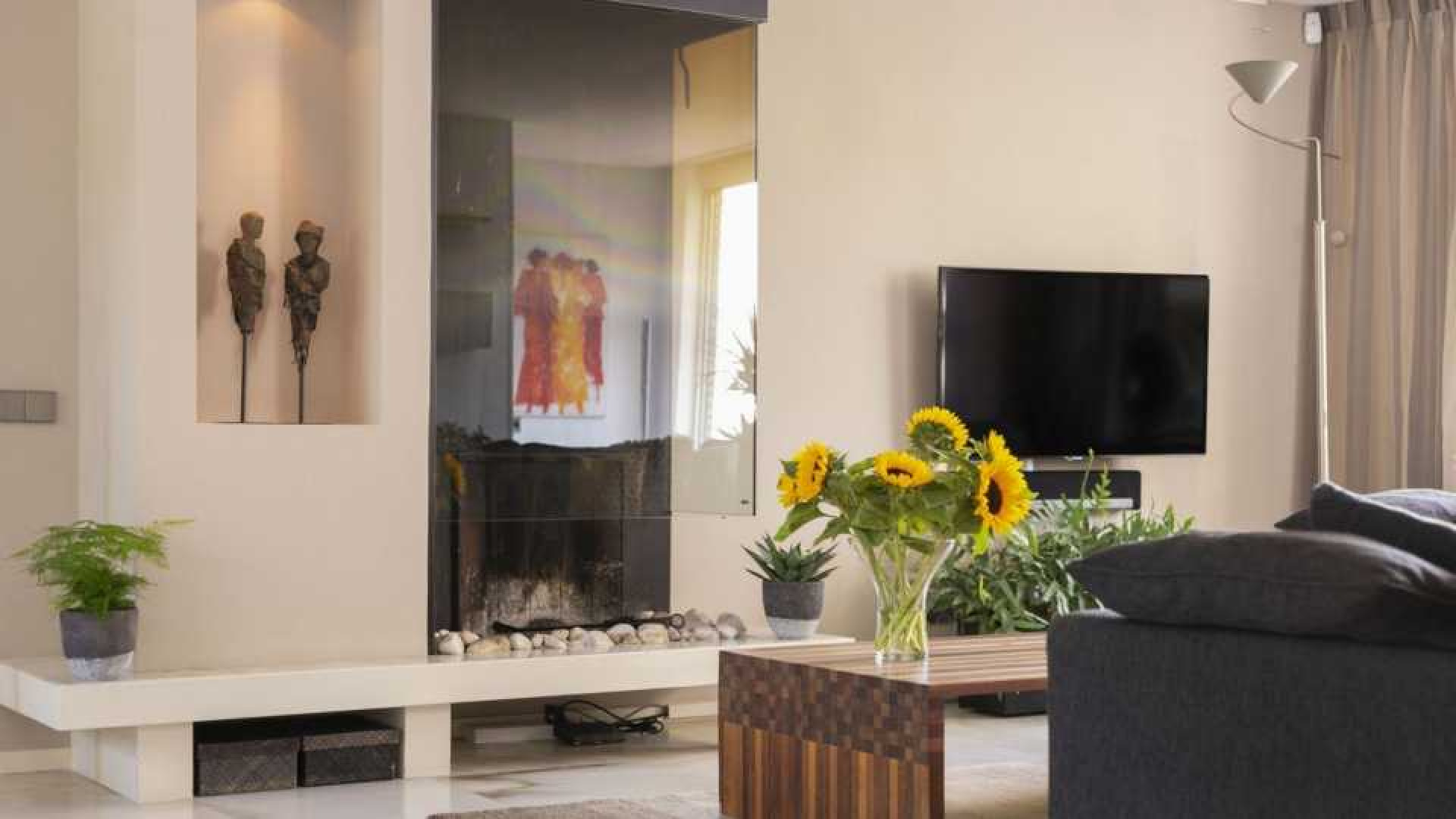 Binnenkijken in luxe villa met zwembad van Rachel Hazes.  Zie foto's 3