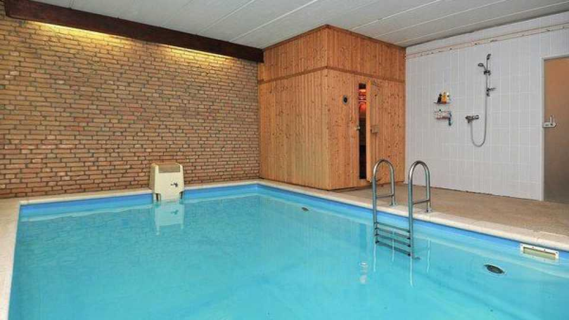 Binnenkijken in villa met zwembad en sauna van Rachel Hazes. Zie foto's 15