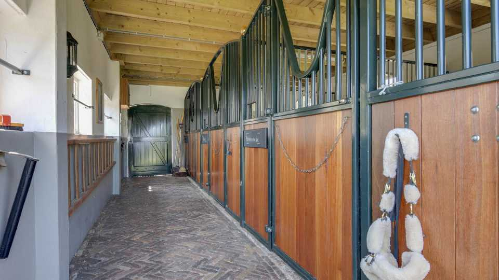 Meilandjes stoppen vermogen aan eigen geld in woonboerderij. 19