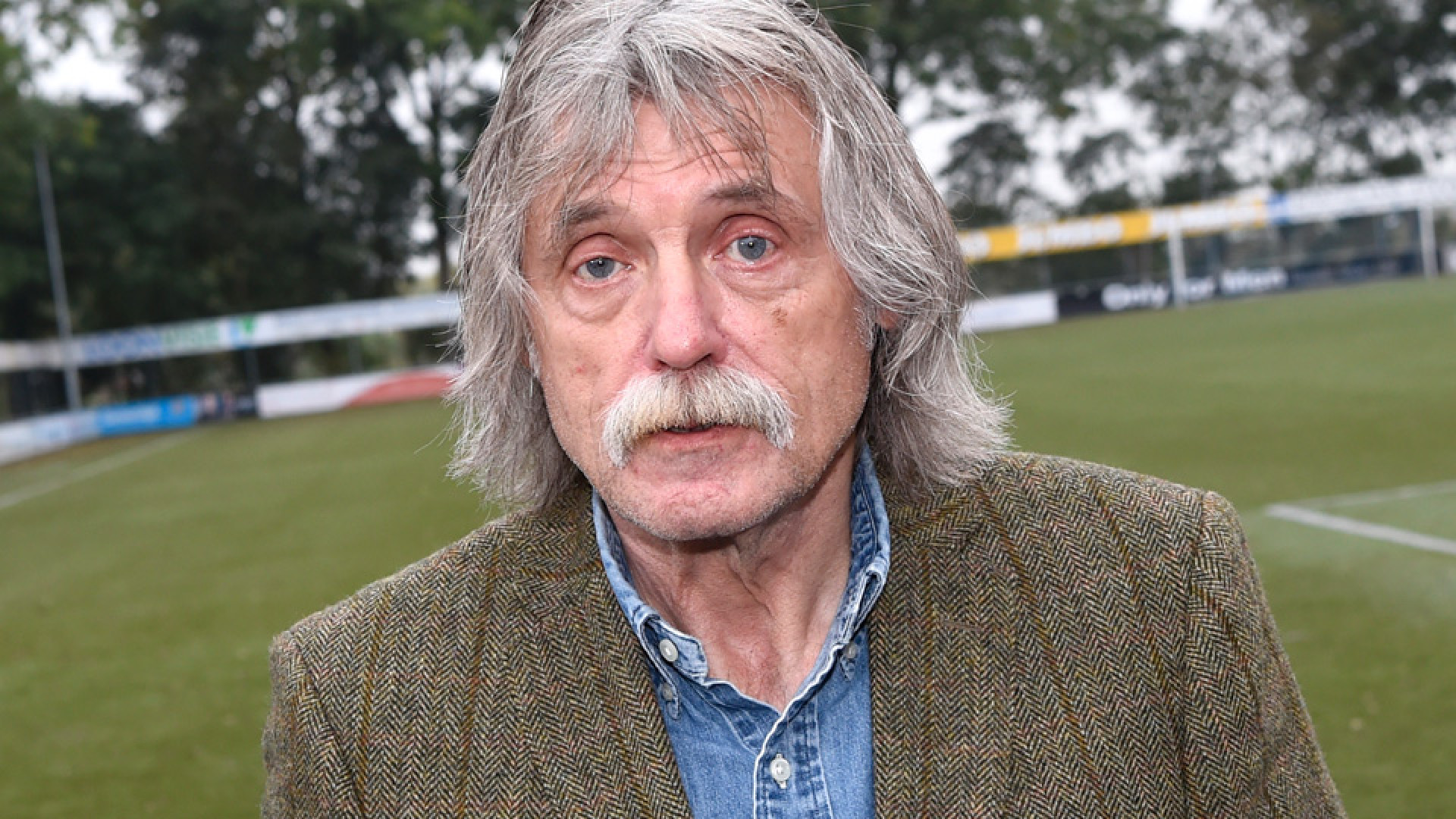 Johan Derksen lijkt terug te krabbelen. 1