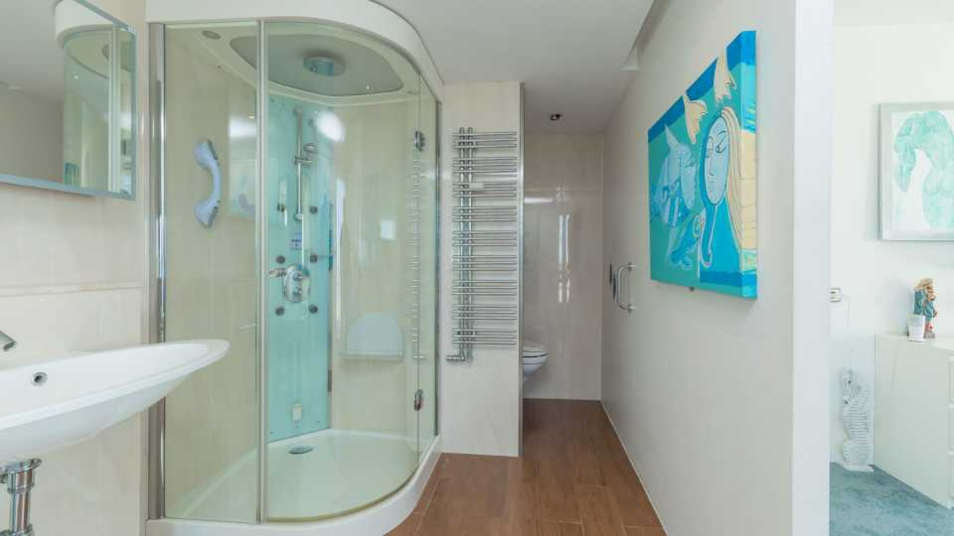 Binnenkijken in dit prachtige penthouse met zeezicht van Ronald Koeman. Zie foto's 10
