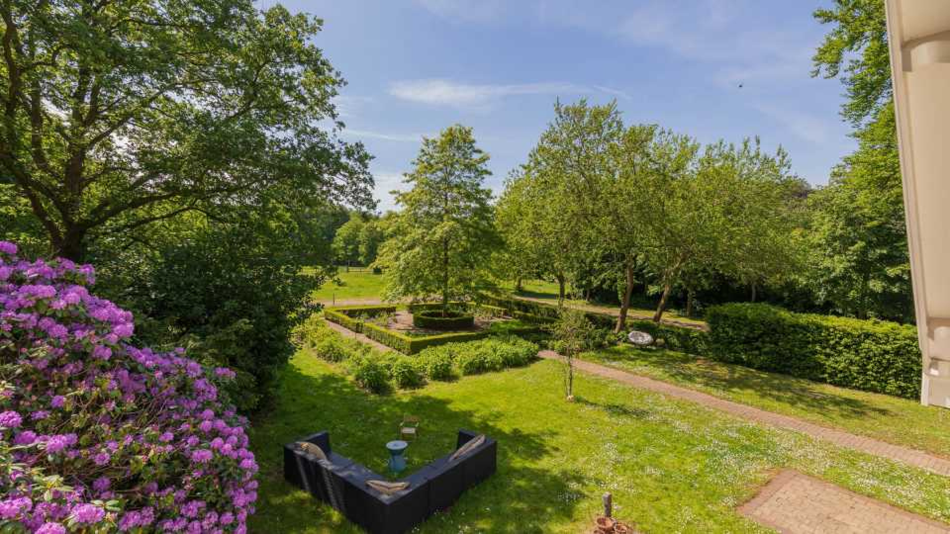 Floortje Dessing koopt Hans en Grietje huis met sprookjestuin. 15