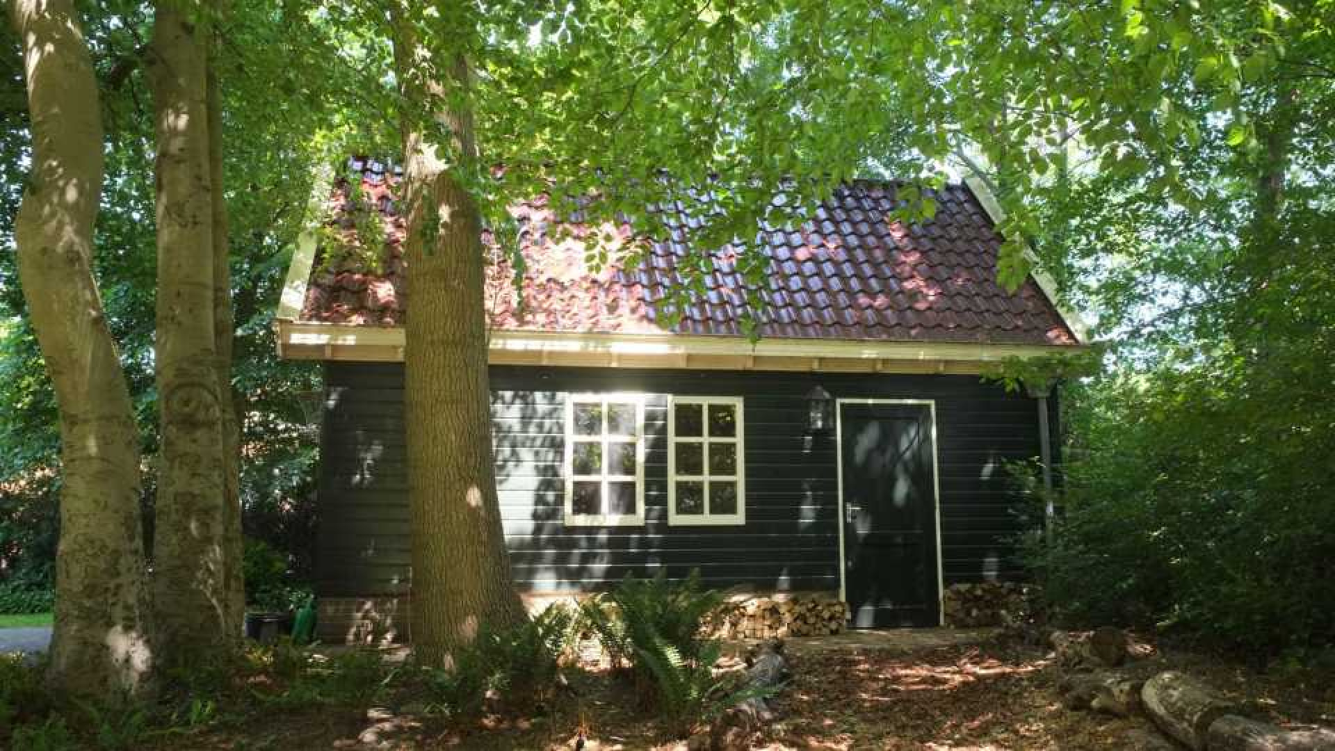 Floortje Dessing koopt Hans en Grietje huis met sprookjestuin.