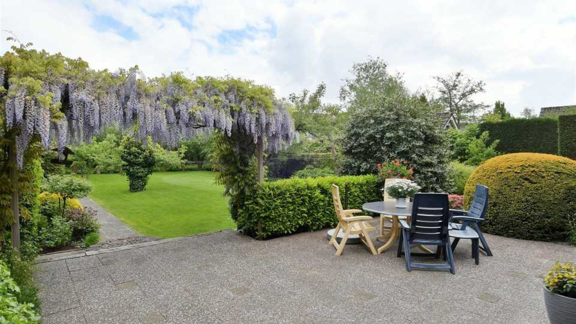 Hier gaat zangduo Suzan en Freek vanaf vandaag wonen. 14