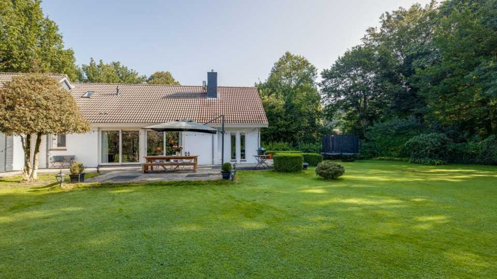 Wietze de Jager weet blijkbaar niet wat hij met zijn villa wil. Zie foto's 20