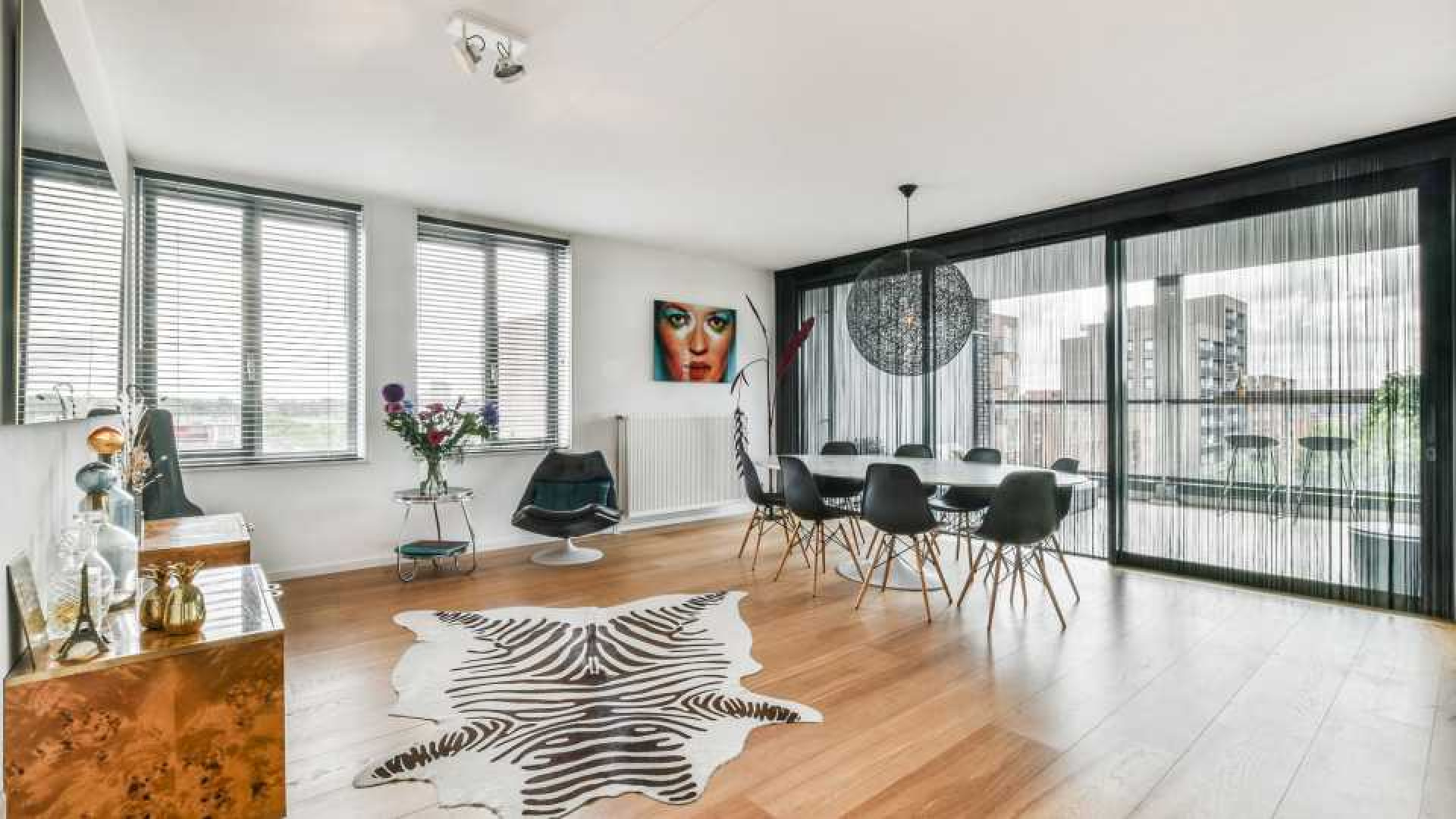 Vriendin Guus Meeuwis maakt financiele klapper met verkoop van haar appartement. Zie foto's