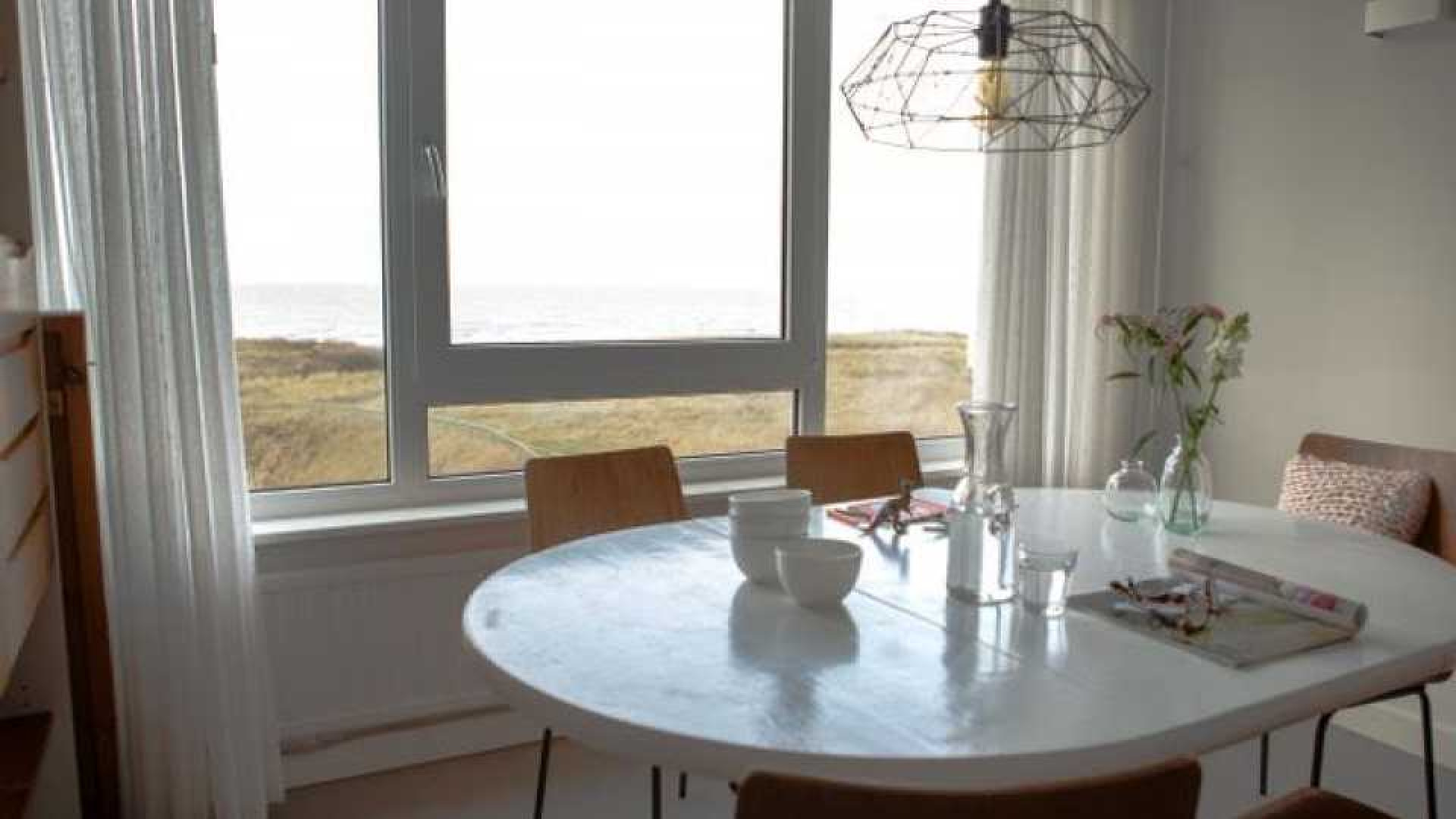 VERKOCHT: Liverpool  trainer Arne Slot verkoopt zijn strandappartement met winst. Zie foto's 8