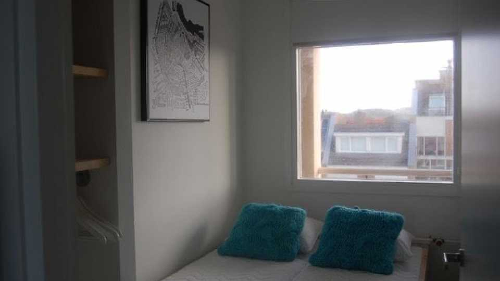 VERKOCHT: Liverpool  trainer Arne Slot verkoopt zijn strandappartement met winst. Zie foto's 11