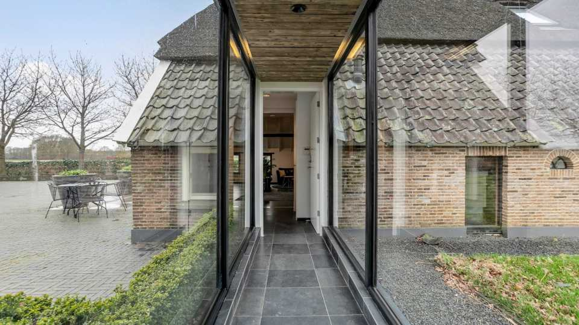 Binnenkijken in de waanzinnig luxe woonboerderij van rapper Snelle. Zie foto's 12