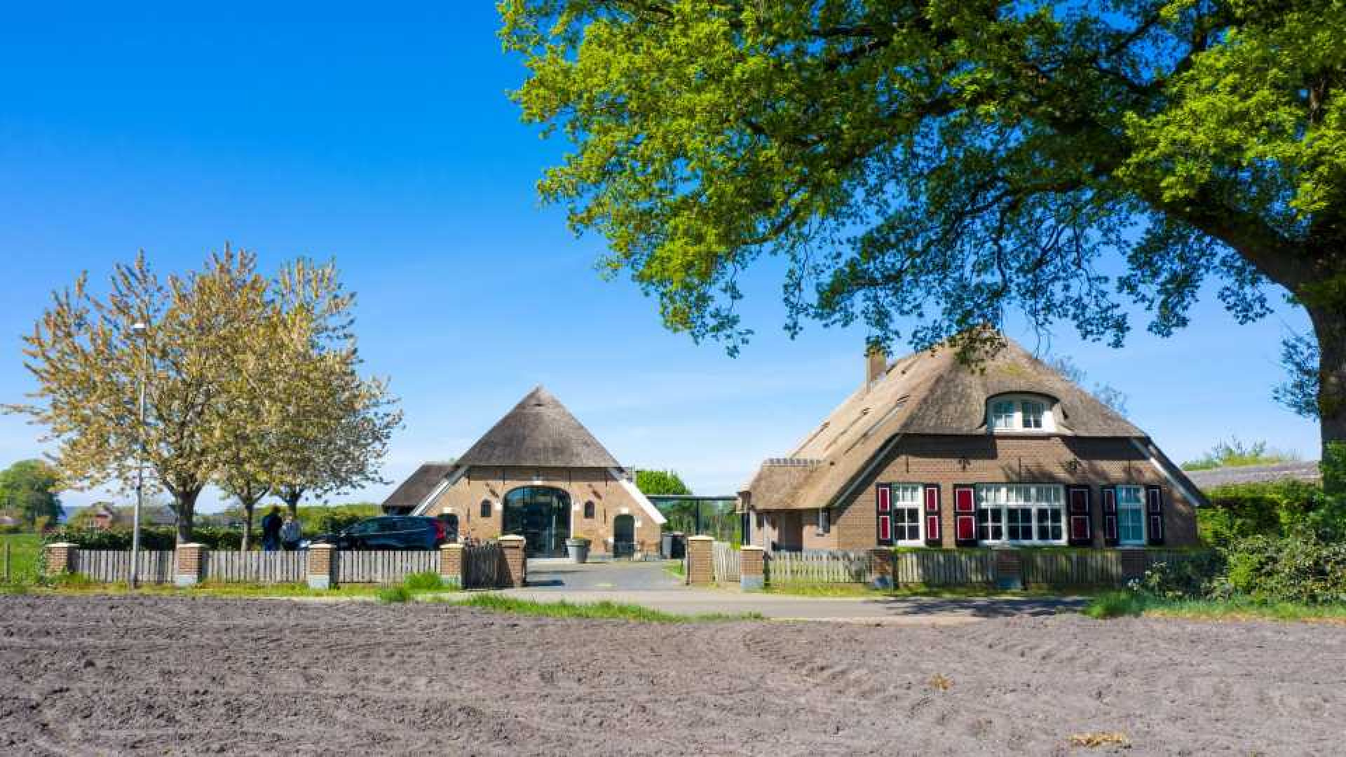 Binnenkijken in de waanzinnig luxe woonboerderij van rapper Snelle. Zie foto's 19