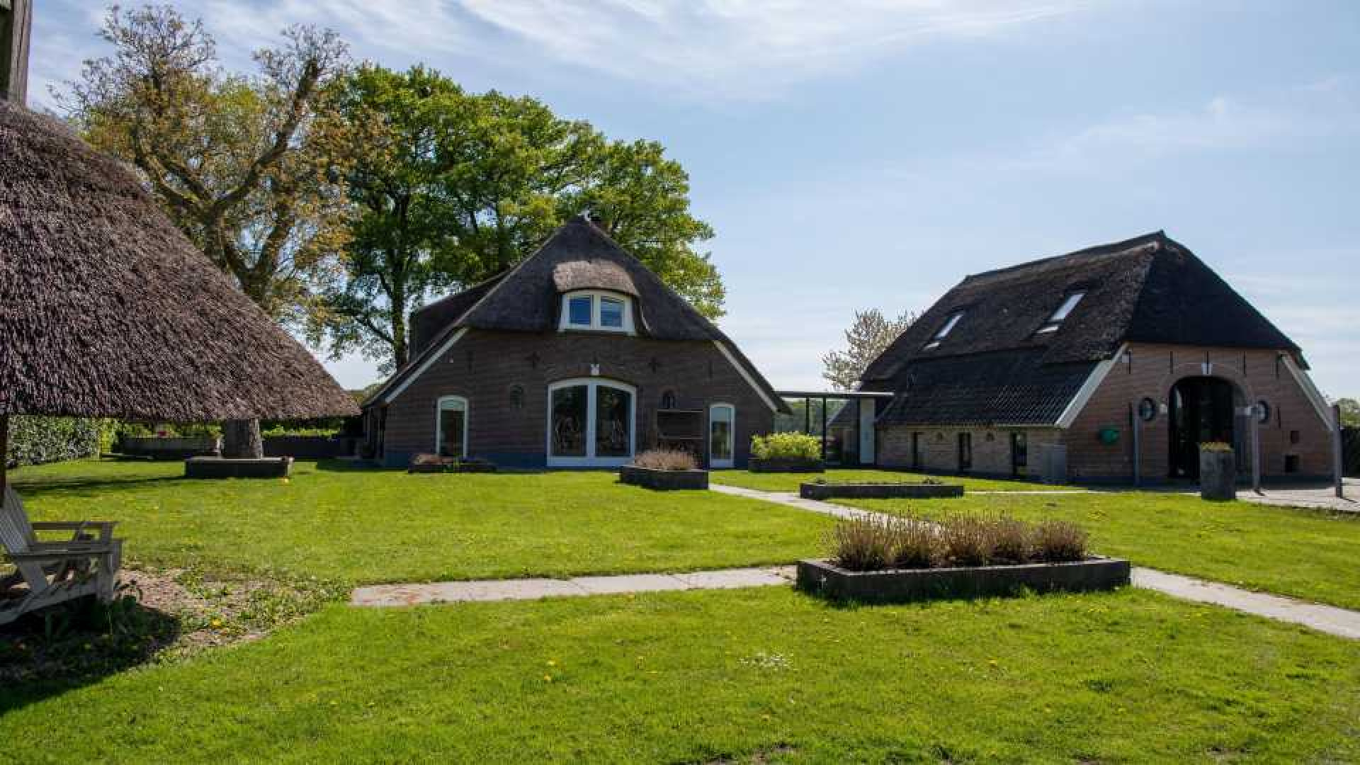 Binnenkijken in de waanzinnig luxe woonboerderij van rapper Snelle. Zie foto's 20