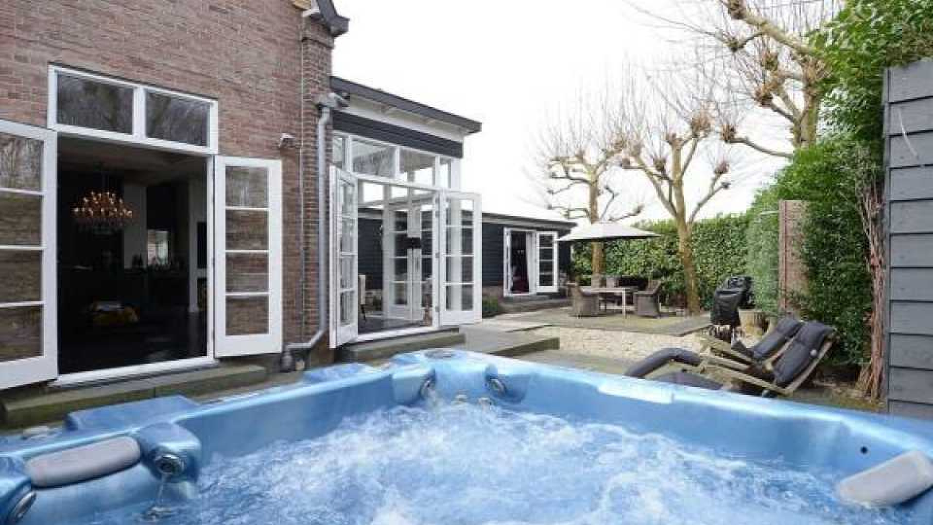 Binnenkijken in villa met buiten jacuzzi van zangeres en presentatrice Nance. Zie foto's 18